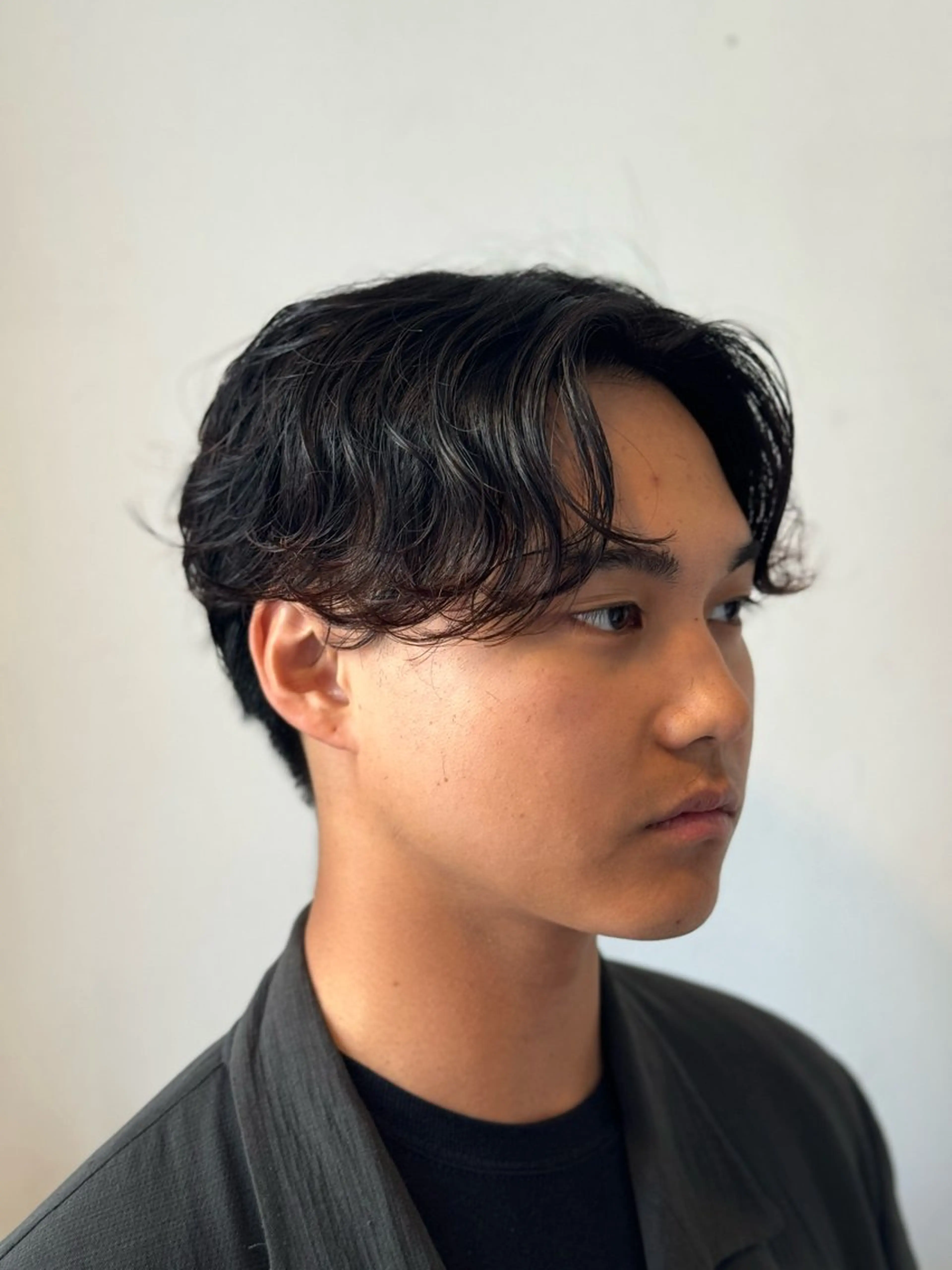 パーマ メンズ パーマ ラウンドマッシュシャ ドウニュアンスパーマのヘアスタイル