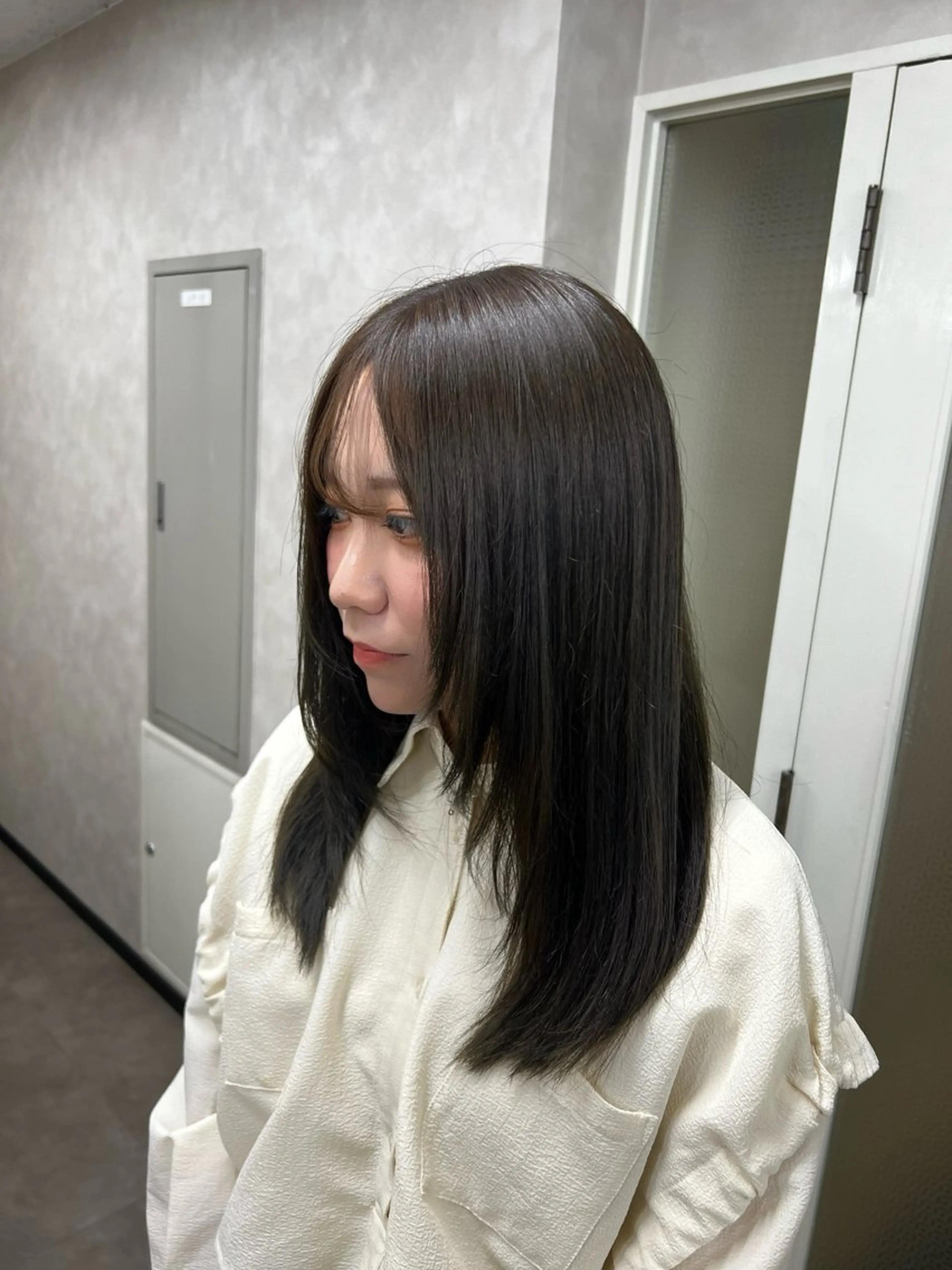 セミロング カラー ベージュカラー オリーブベージュ 顔まわりレイヤー レイヤーカット 岡野 綾のヘアスタイル