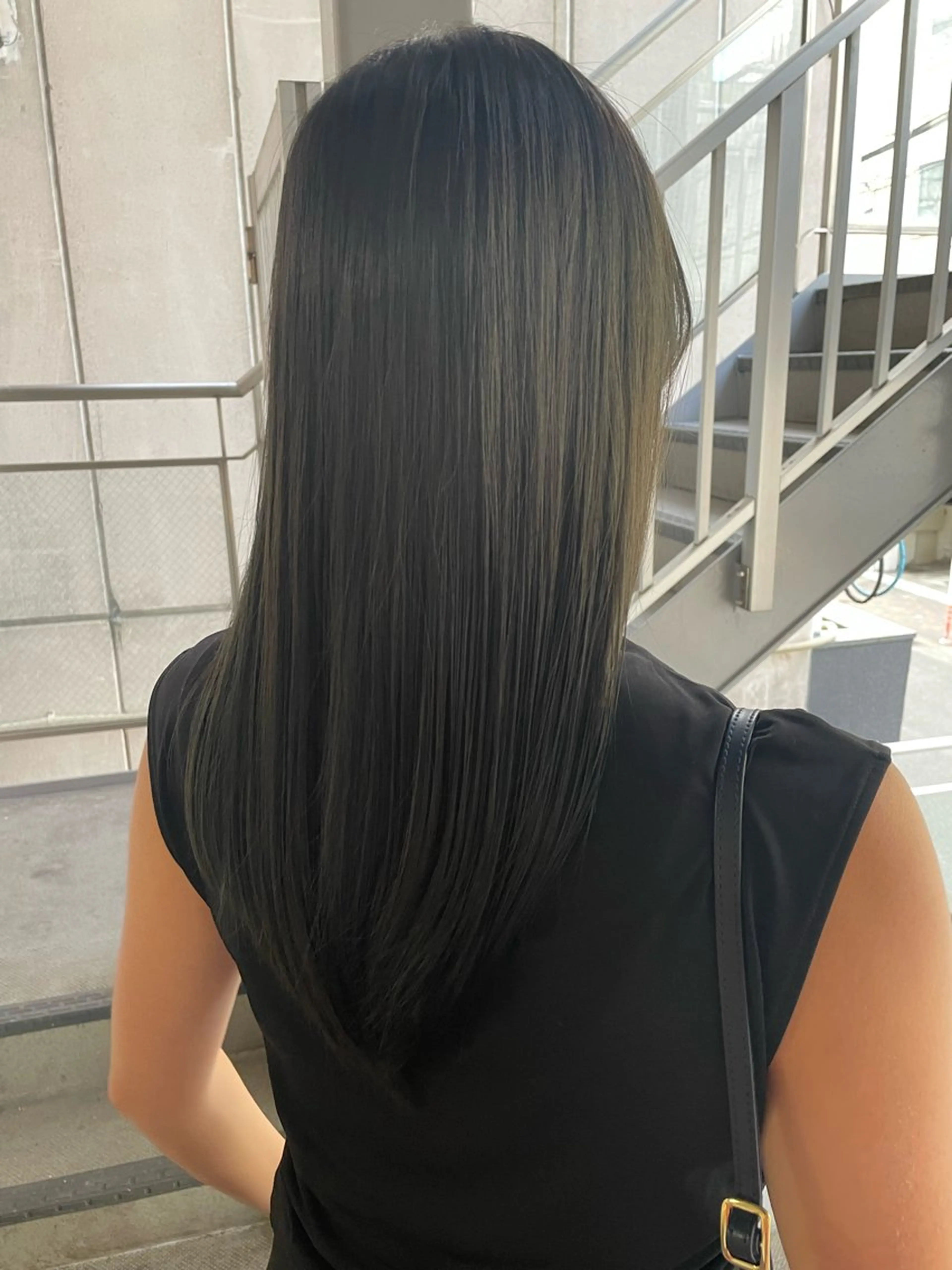 ロング カラー 黒髪 ブリーチ 宮原 愛果のヘアスタイル
