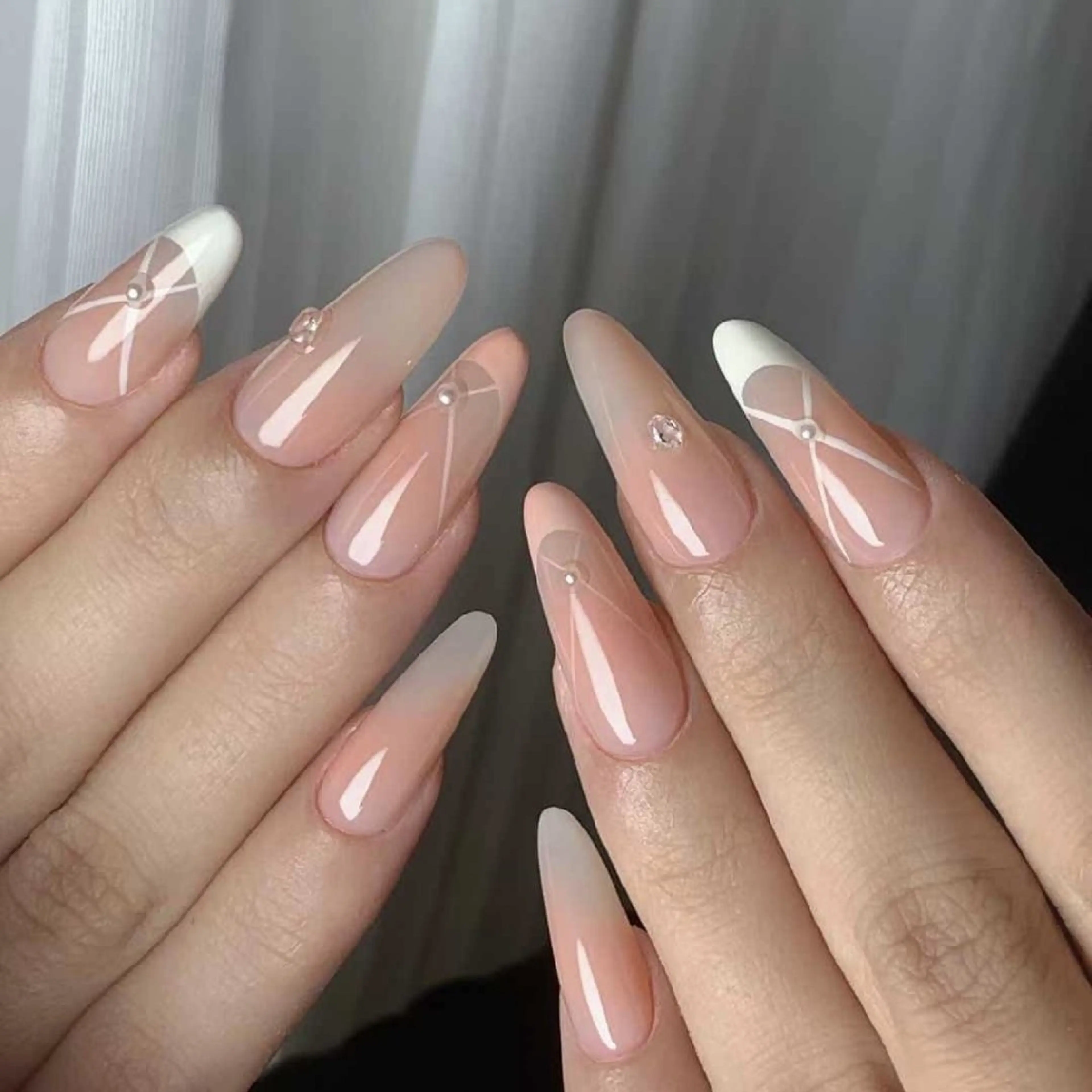 ネイル チークネイル 長さ出し フレンチネイル ジェルネイル キラキラネイル ハンドネイル UM Nail Salonのネイルデザイン