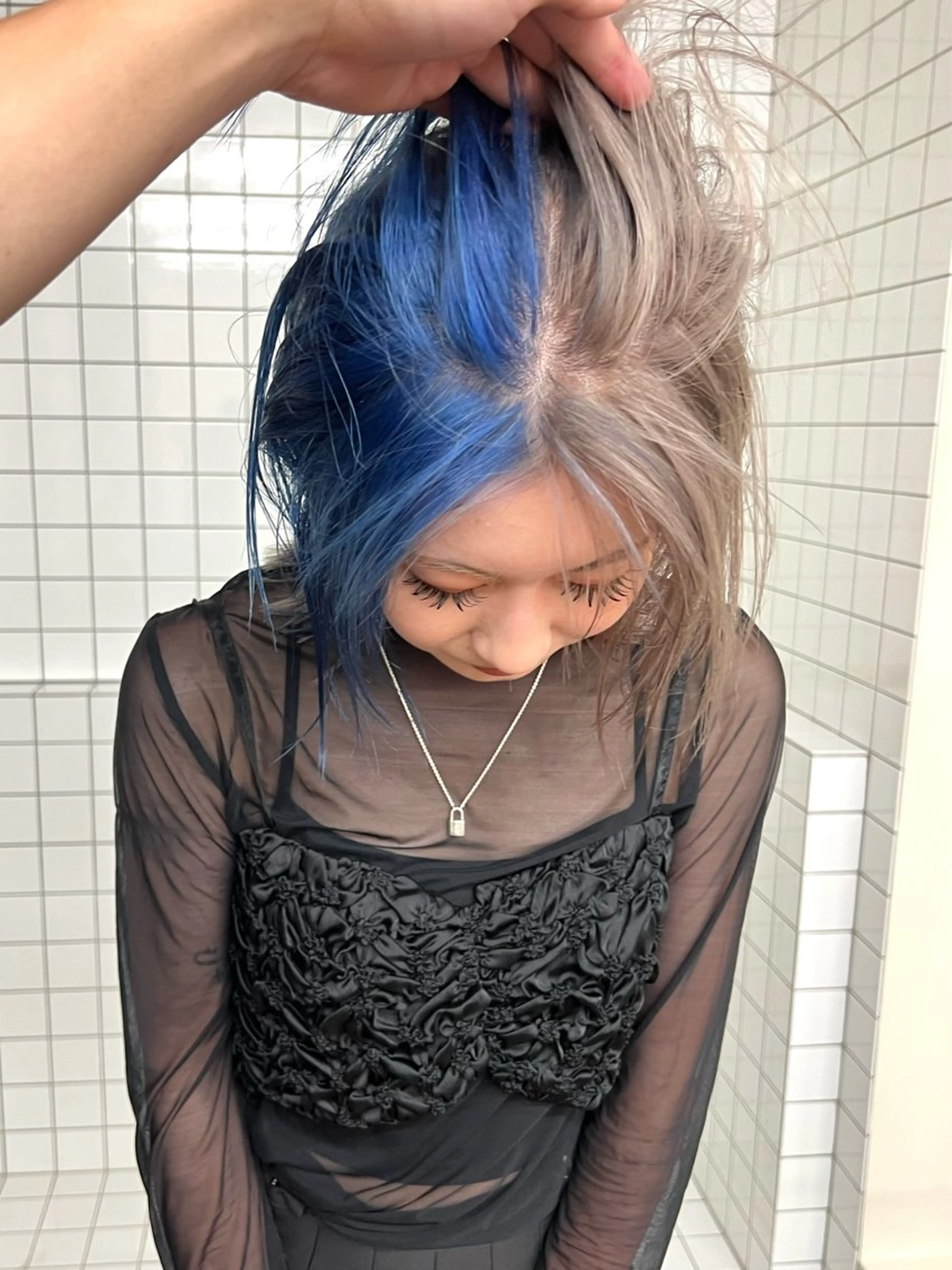 ミディアム カラー アッシュ アッシュブラウン ブリーチ ブラウンカラー ケアブリーチ ヘアカラー トリートメント ヘアセット ニュアンスレイヤー ハイトーンカラーのヘアスタイル