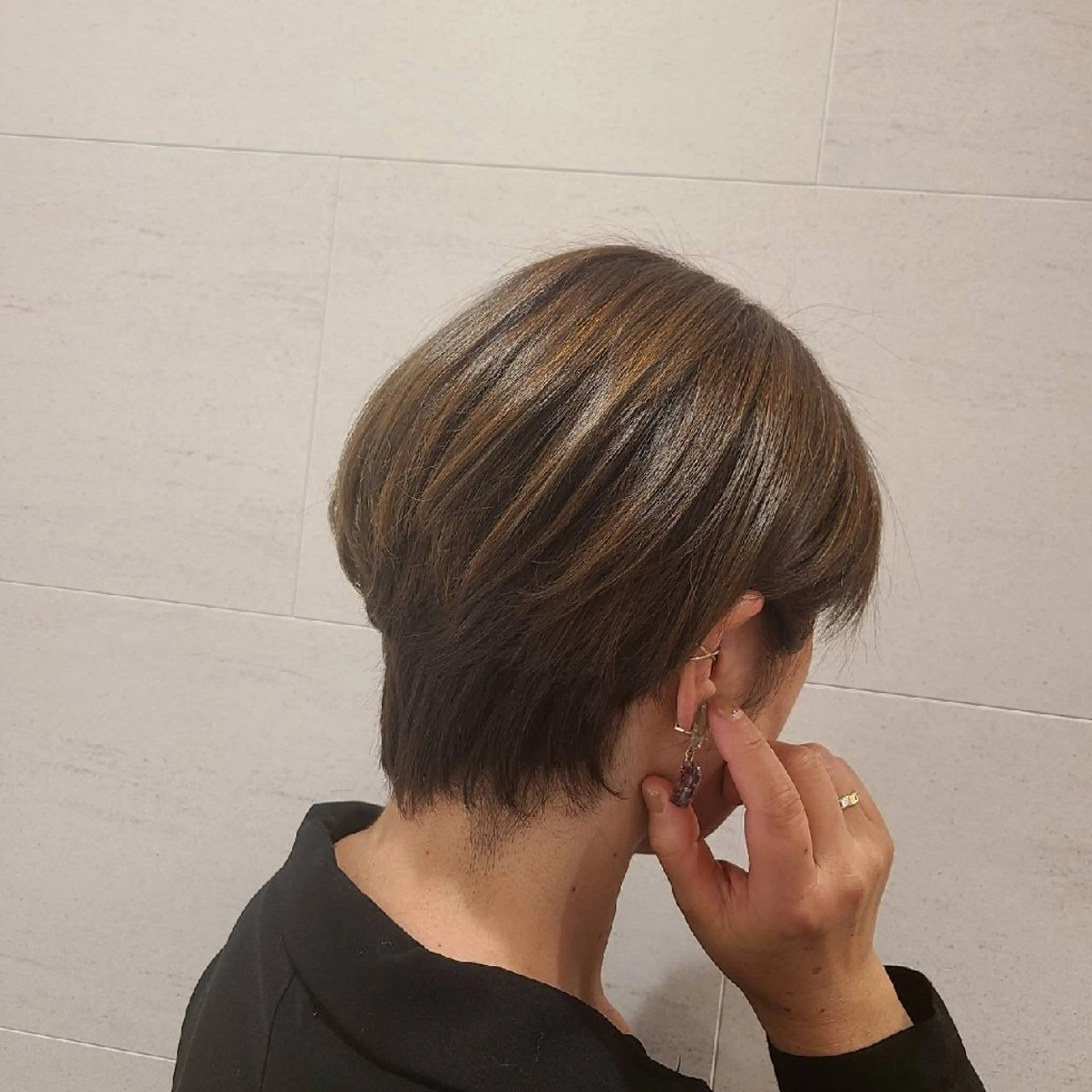 カラー アッシュ アッシュブラウン ブラウンカラー ハイライトカラー ヘアカラー レナークソワン ちだしえりのヘアスタイル