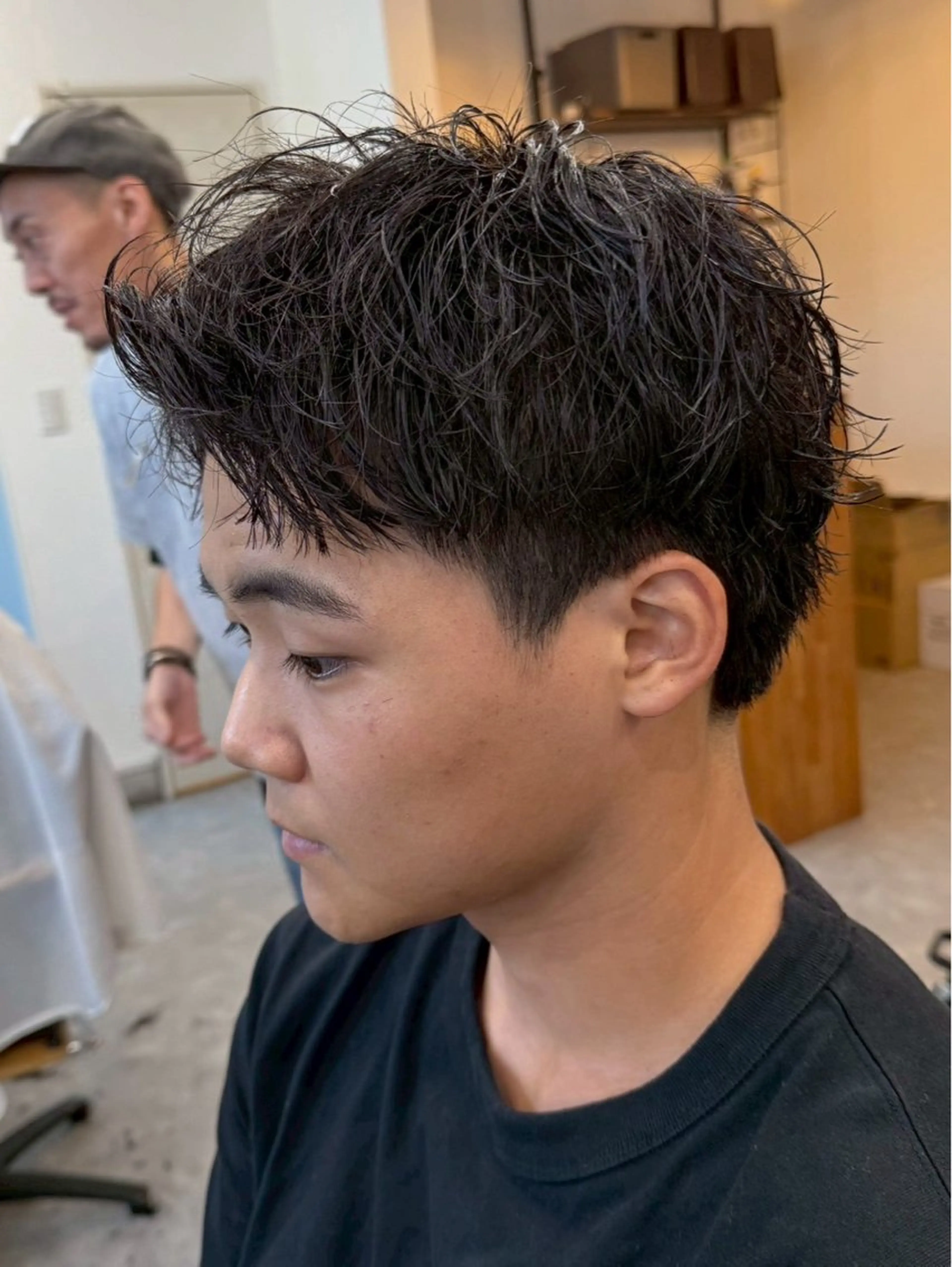 ショート パーマ メンズ センターパート フェードカット マッシュ メンズパーマ スペインカール パーマ 宮下 遼太のヘアスタイル
