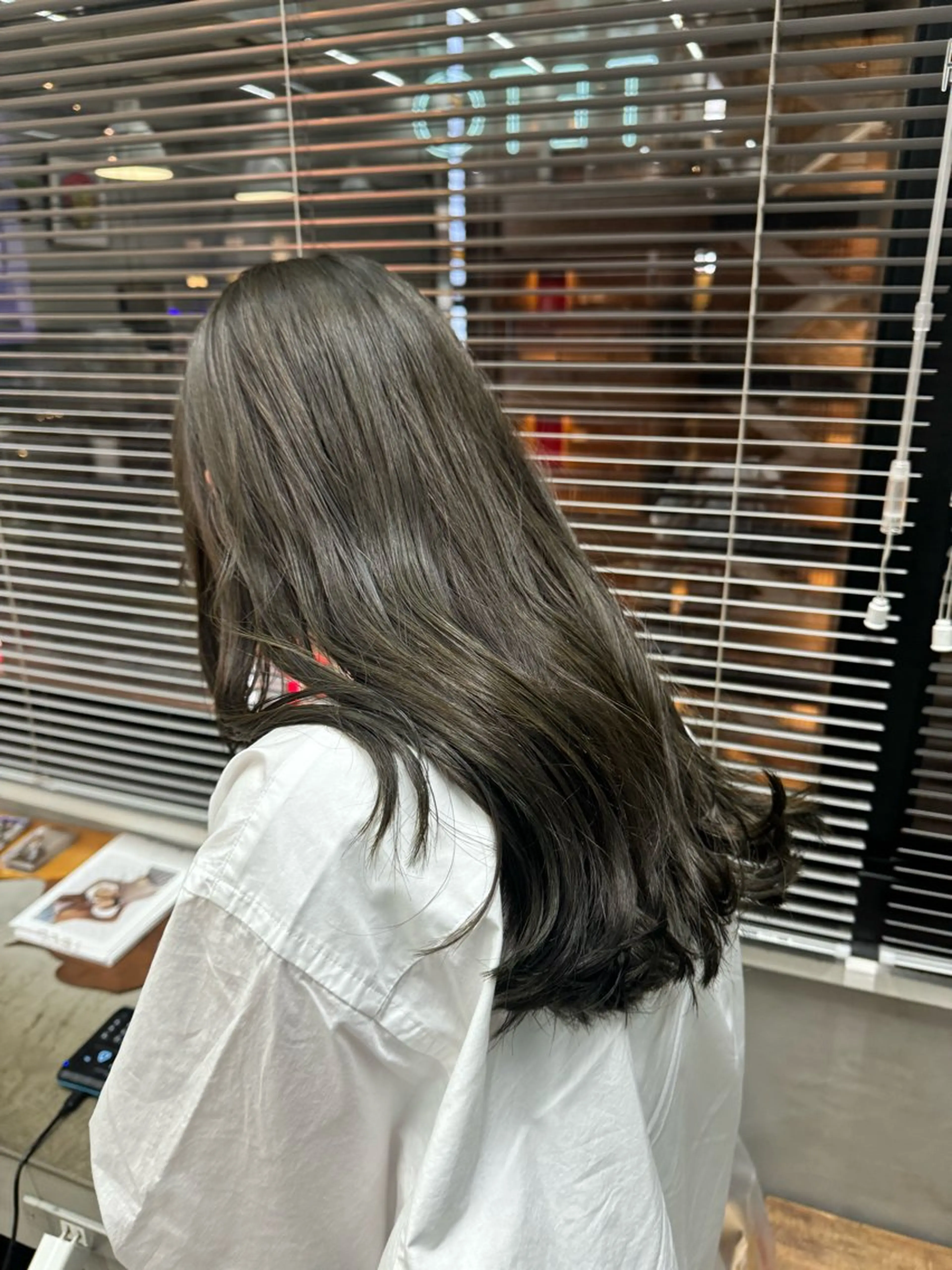 セミロング カラー ベージュカラー ブラウンカラー 透明感カラー オリーブベージュ オリーブブラウン tetohair ありもとみゆのヘアスタイル