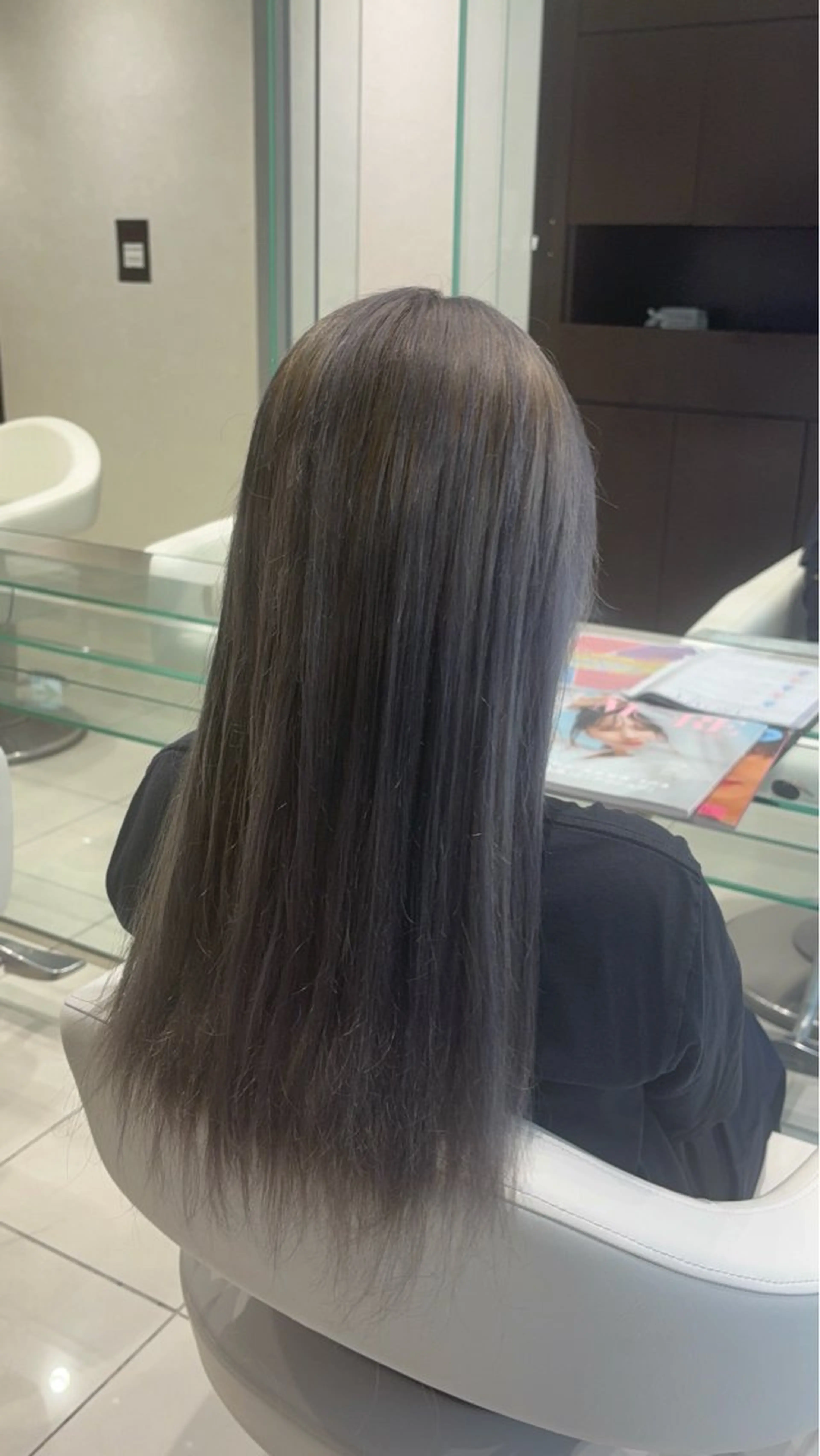 ロング ヘアカラー 大河 由依のヘアスタイル