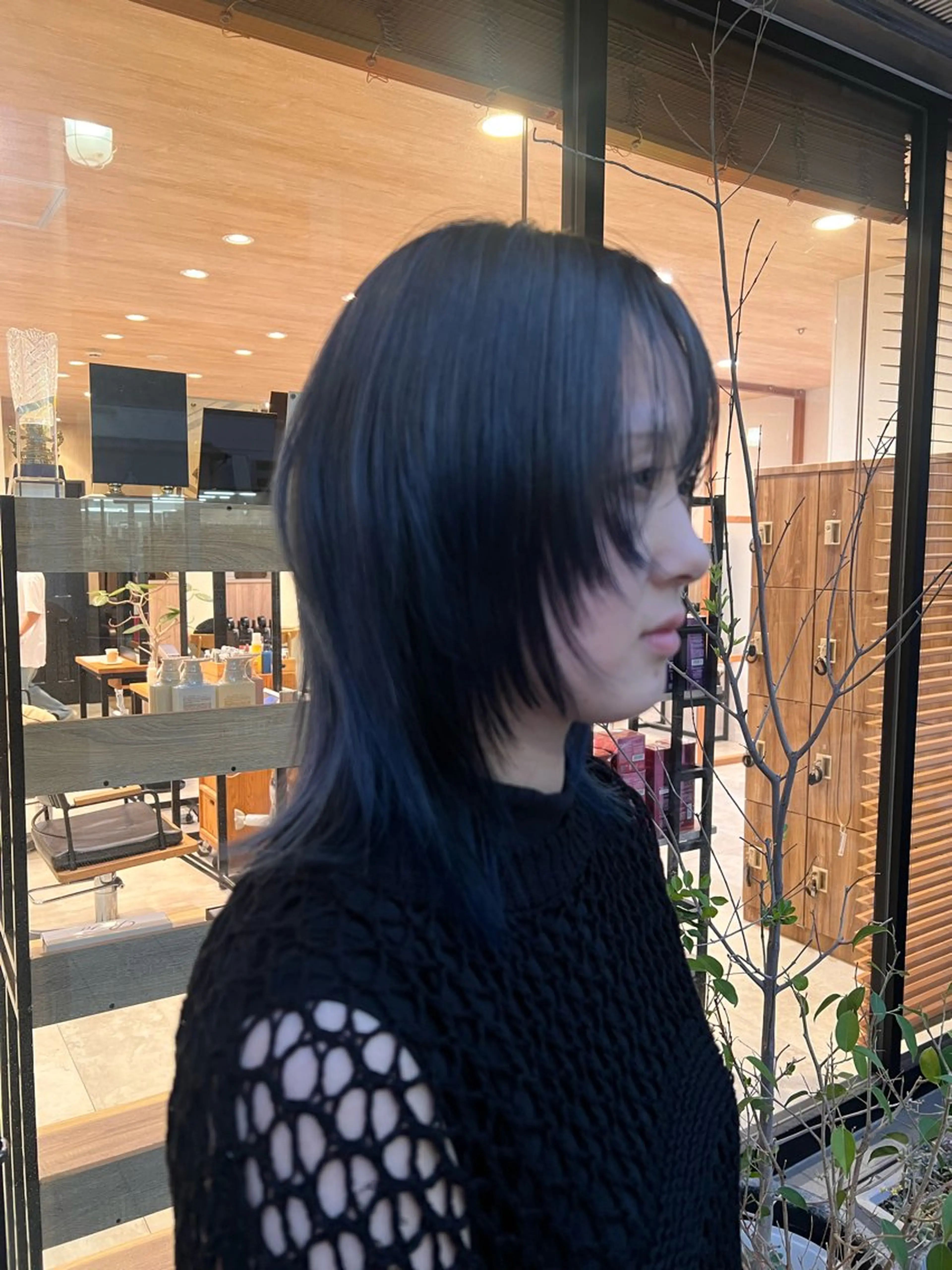 ミディアム カラー グラデーションカラー 顔周りカット レイヤーカット 小顔カット カット ヘアカラー くせ毛風パーマ/ 暖色カラー/ナナミのヘアスタイル