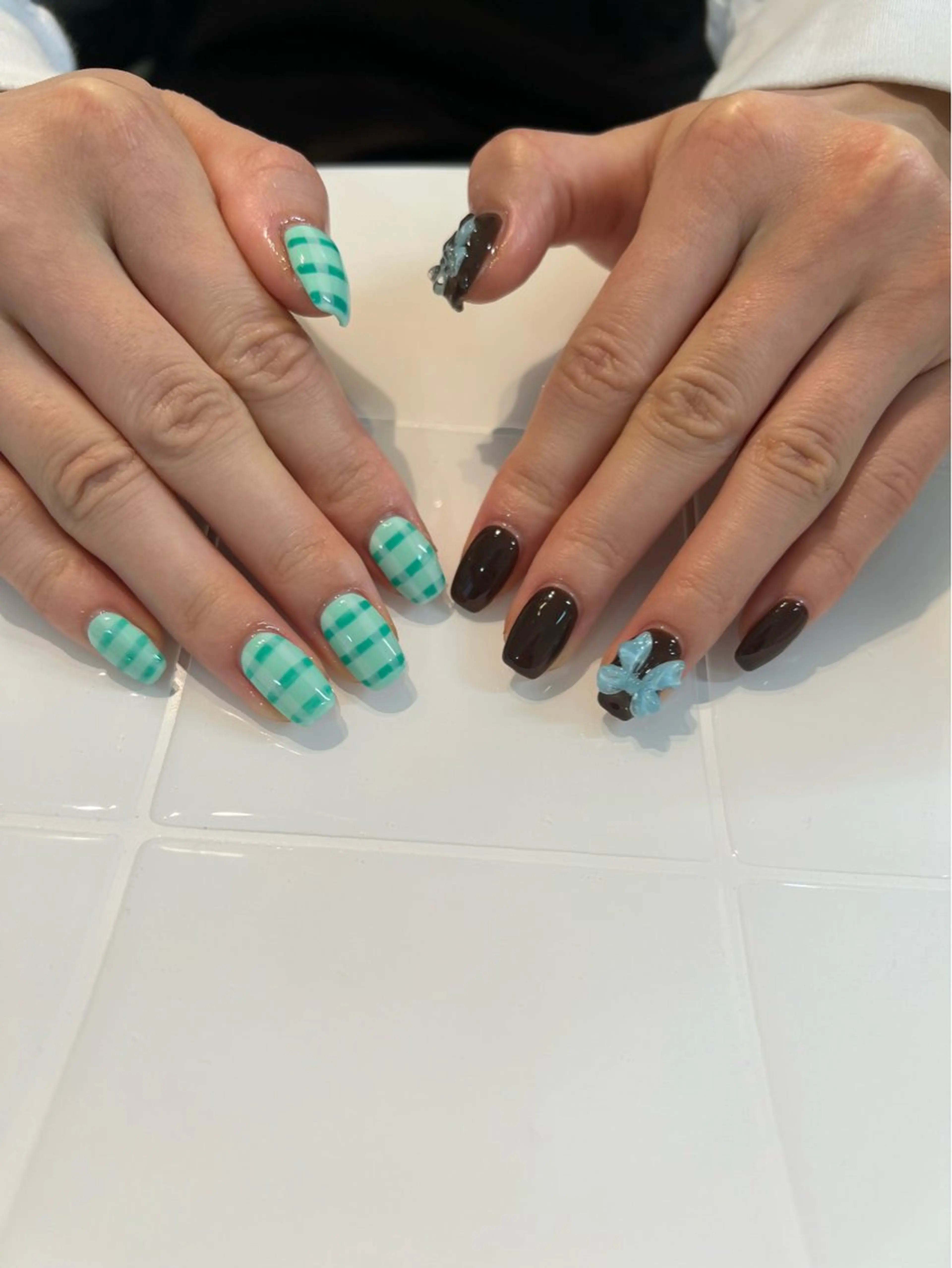 ネイル ブラウン リボン ハンドネイル sio.nail&eyebrow salon shimokitazawa2号店所属・nailist mana𖤐´-のネイルデザイン