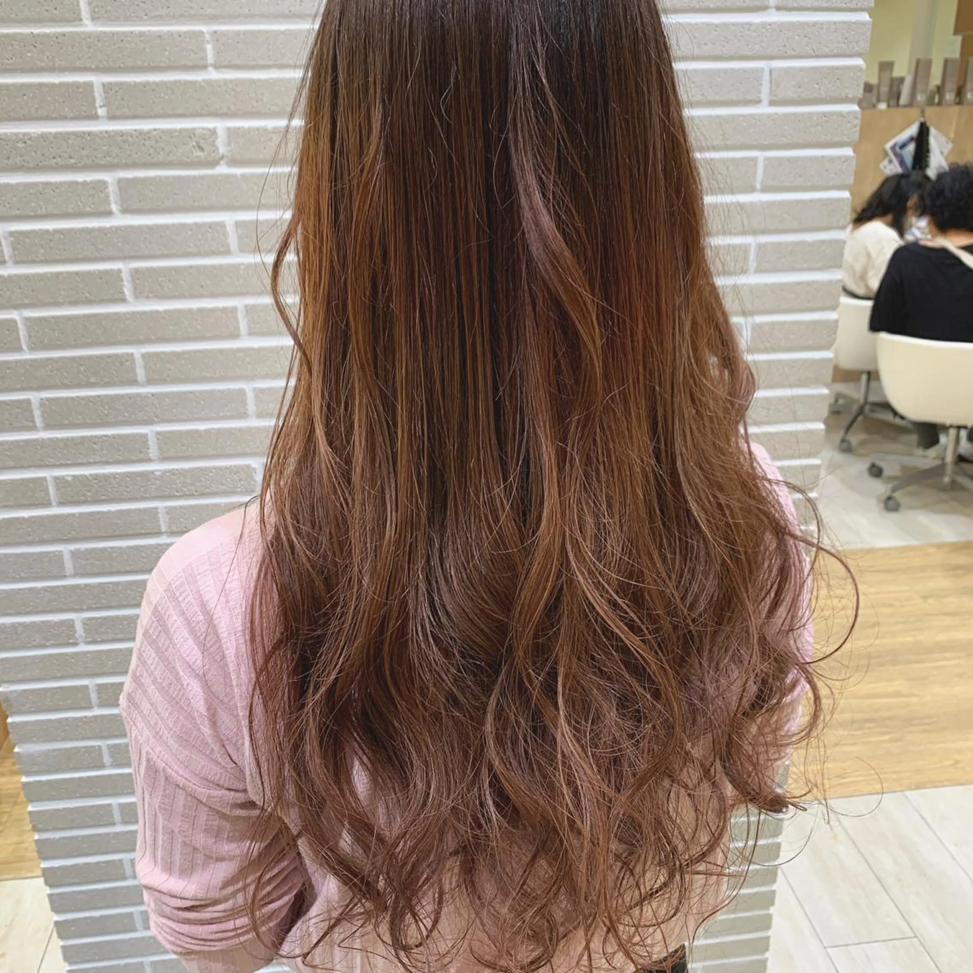ロング ヘアカラー amie三ノ宮所属・潟上 菜摘のヘアスタイル
