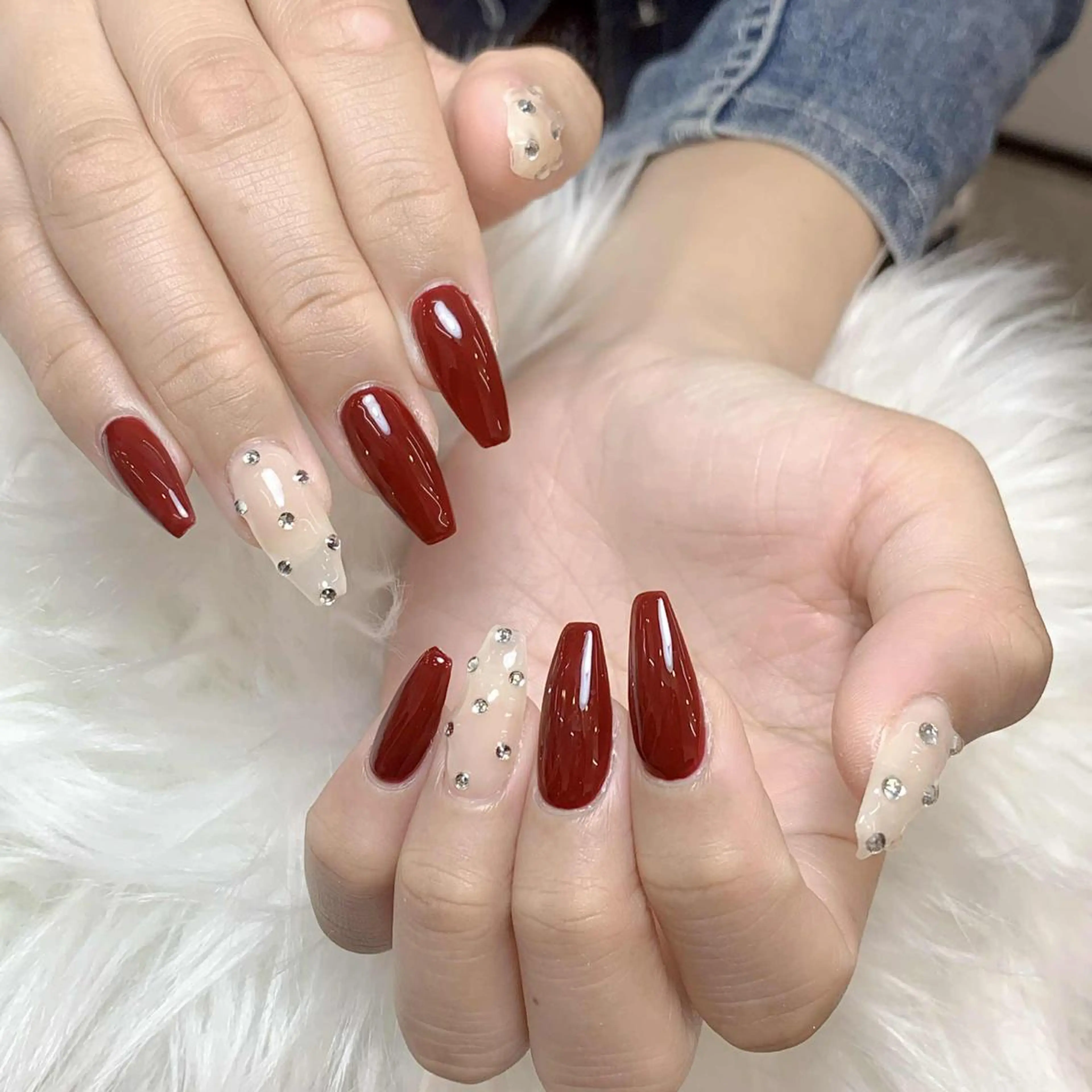 ネイル アートネイル ボルドー クリアネイル 長さ出し ストーンネイル ハンドネイル ハンドケア ヒユ ビューティーのネイルデザイン
