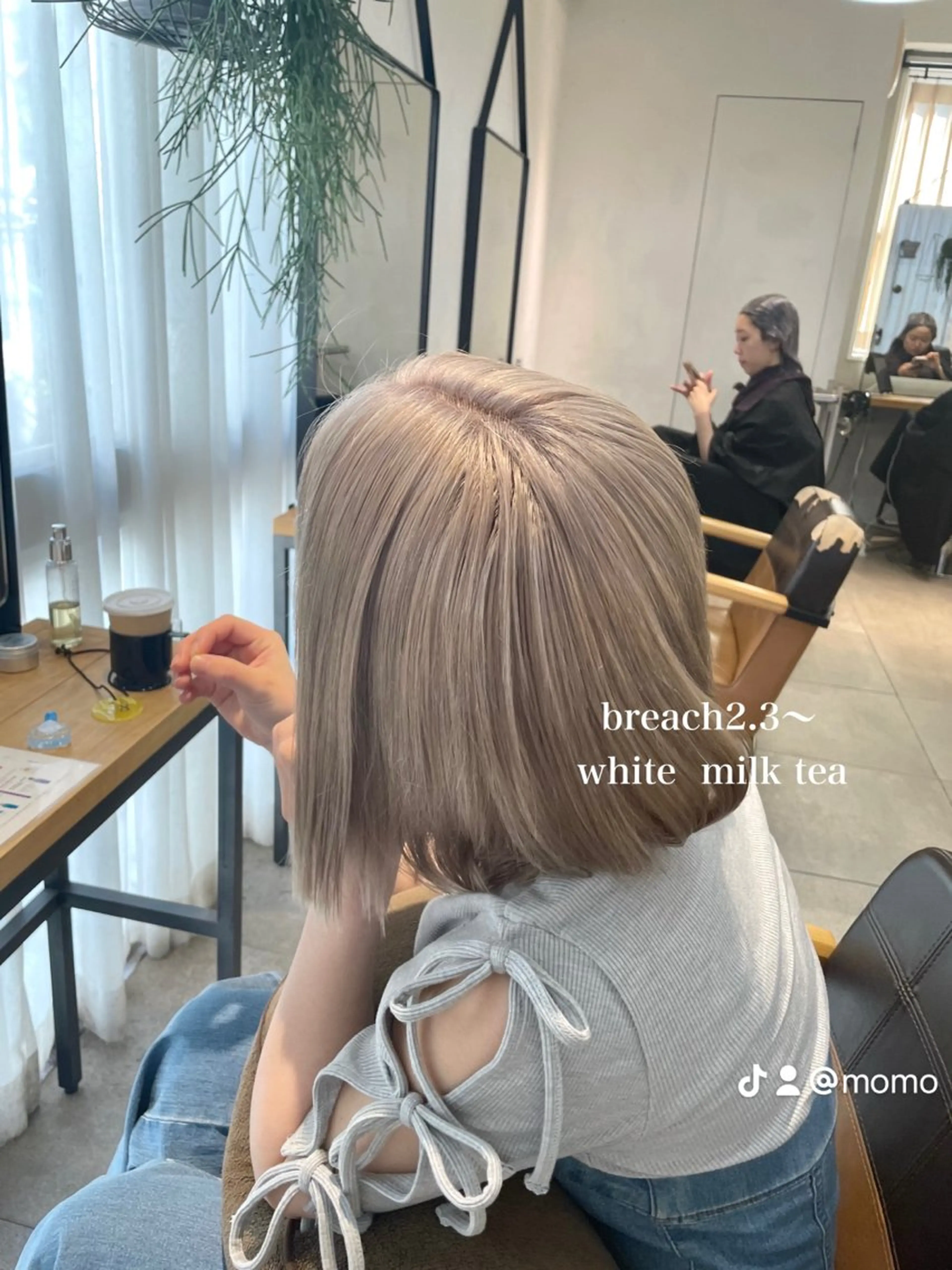 ショート カラー ミルクティー× グレージュMOMOのヘアスタイル