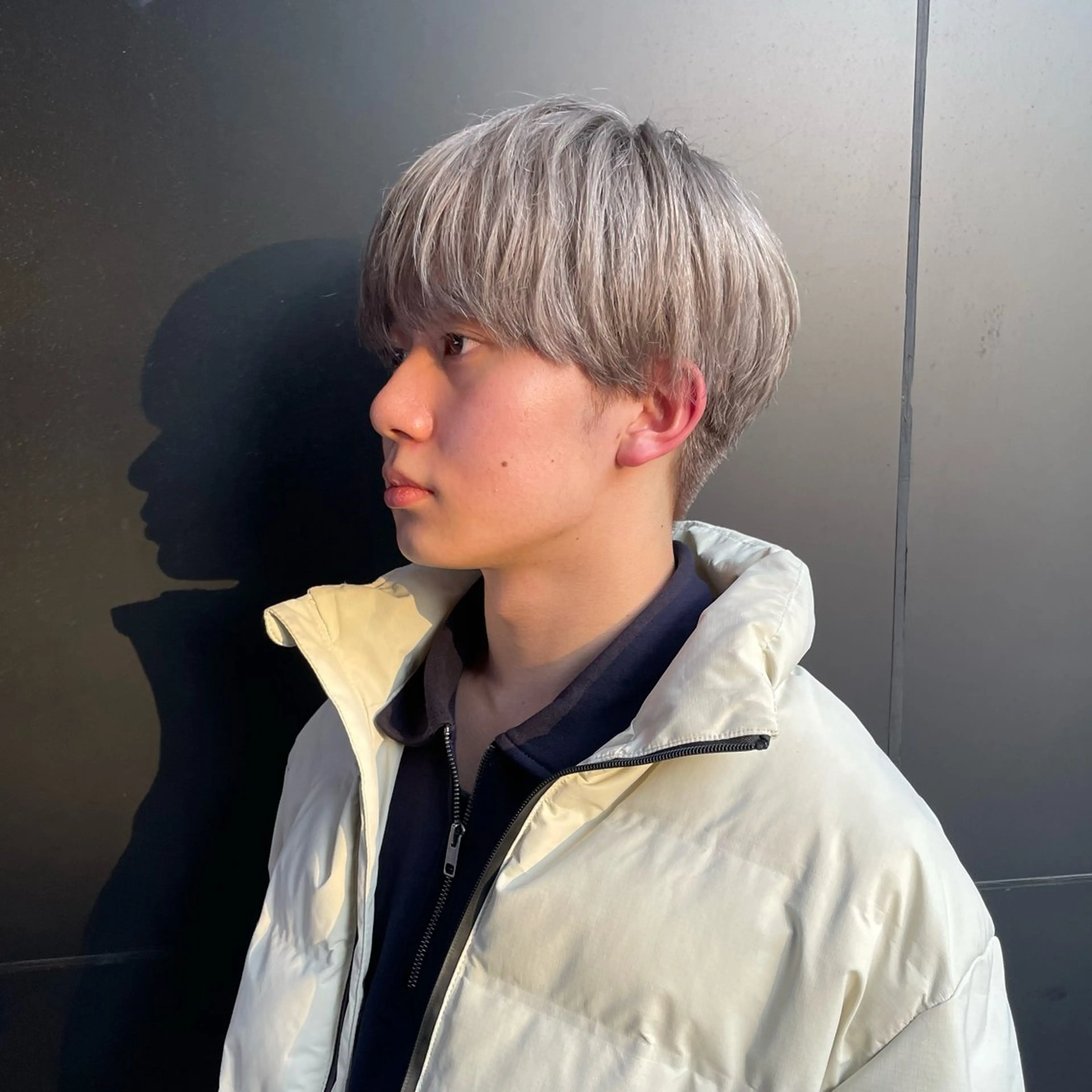 ミディアム カラー メンズ メンズブリーチ ベージュカラー ブリーチ ケアブリーチ ホワイトベージュ カット ヘアカラー トリートメント 【柏メンズパーマ職人 】店長　KAZUMAのヘアスタイル