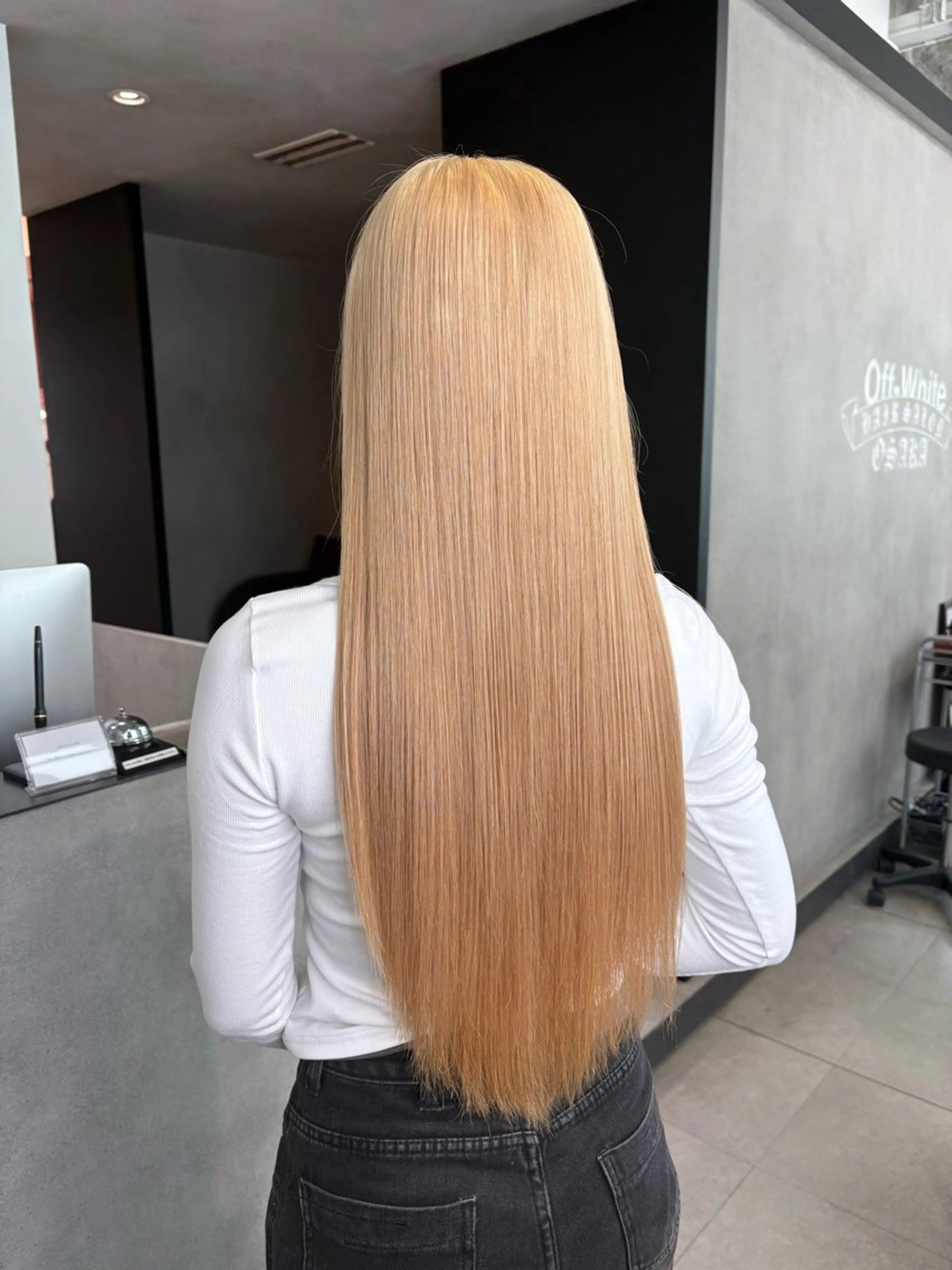 ロング カラー グレージュ ミルクティーグレージュ ヘアカラー 大阪 梅田/ ハイトーン/エクステのヘアスタイル