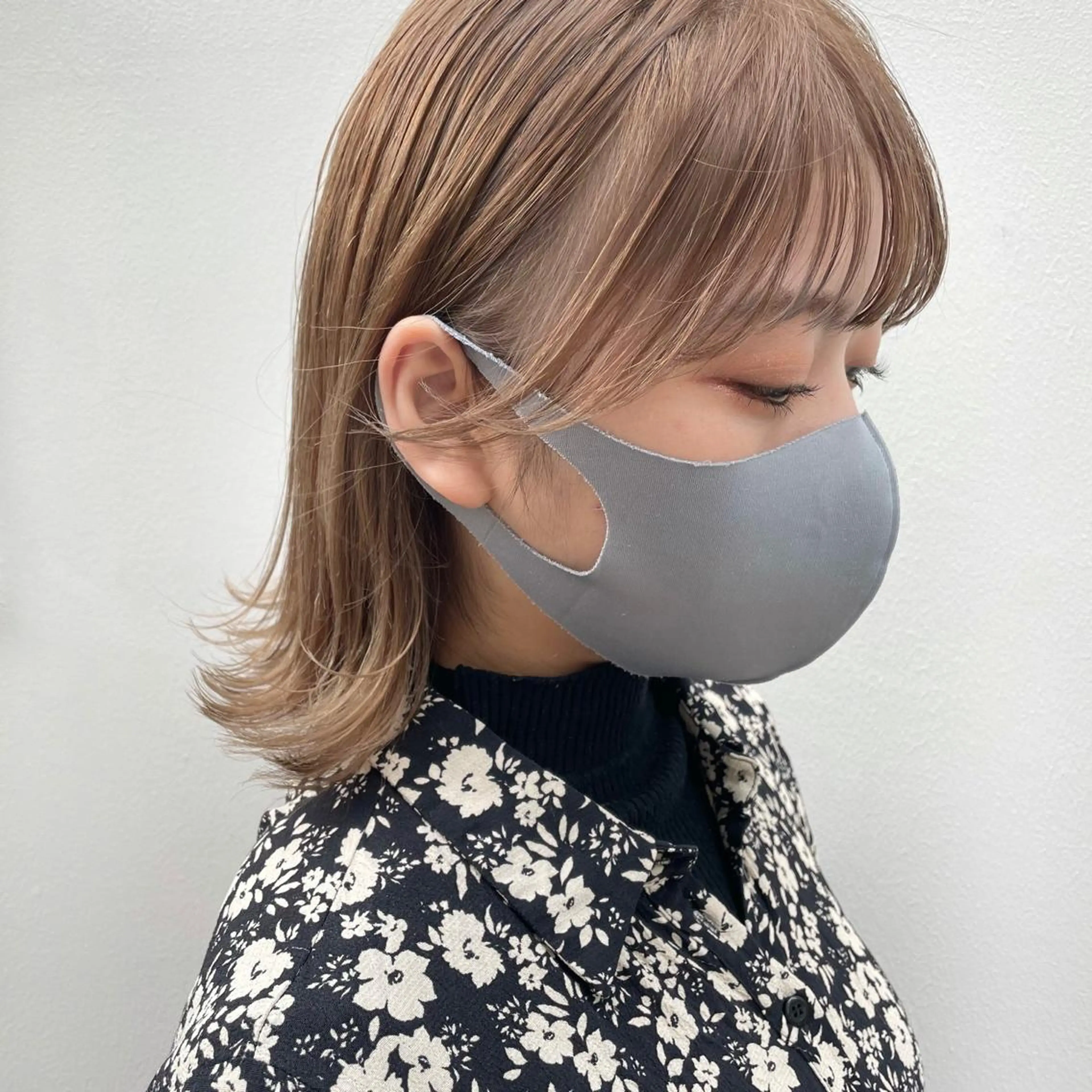 ミディアム カラー ベージュカラー ミルクティーベージュ おくれ毛 カット ヘアカラー ヘアセット chama レイヤーカットのヘアスタイル