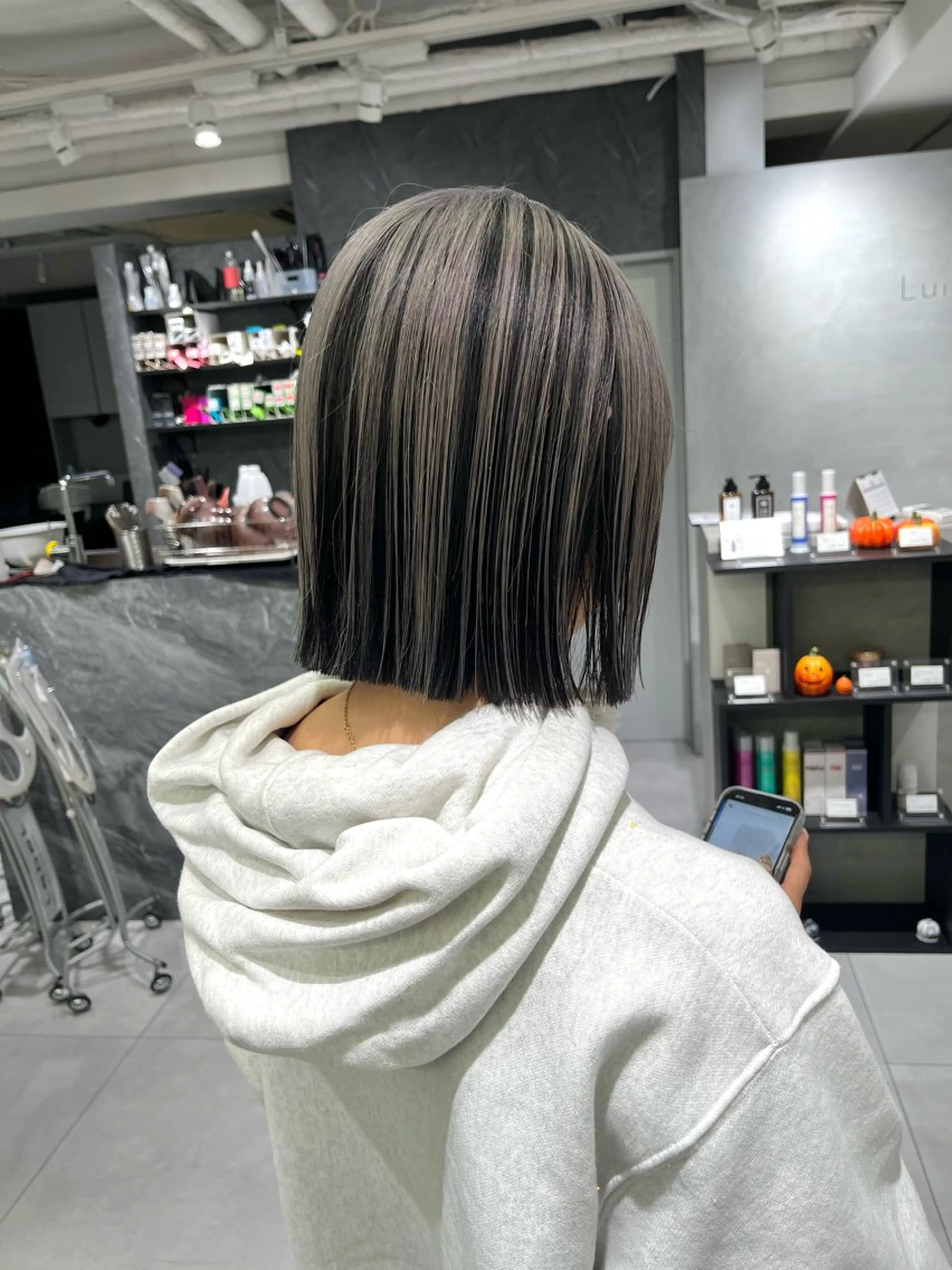 ショート カラー バレイヤージュ ハイライトのヘアスタイル
