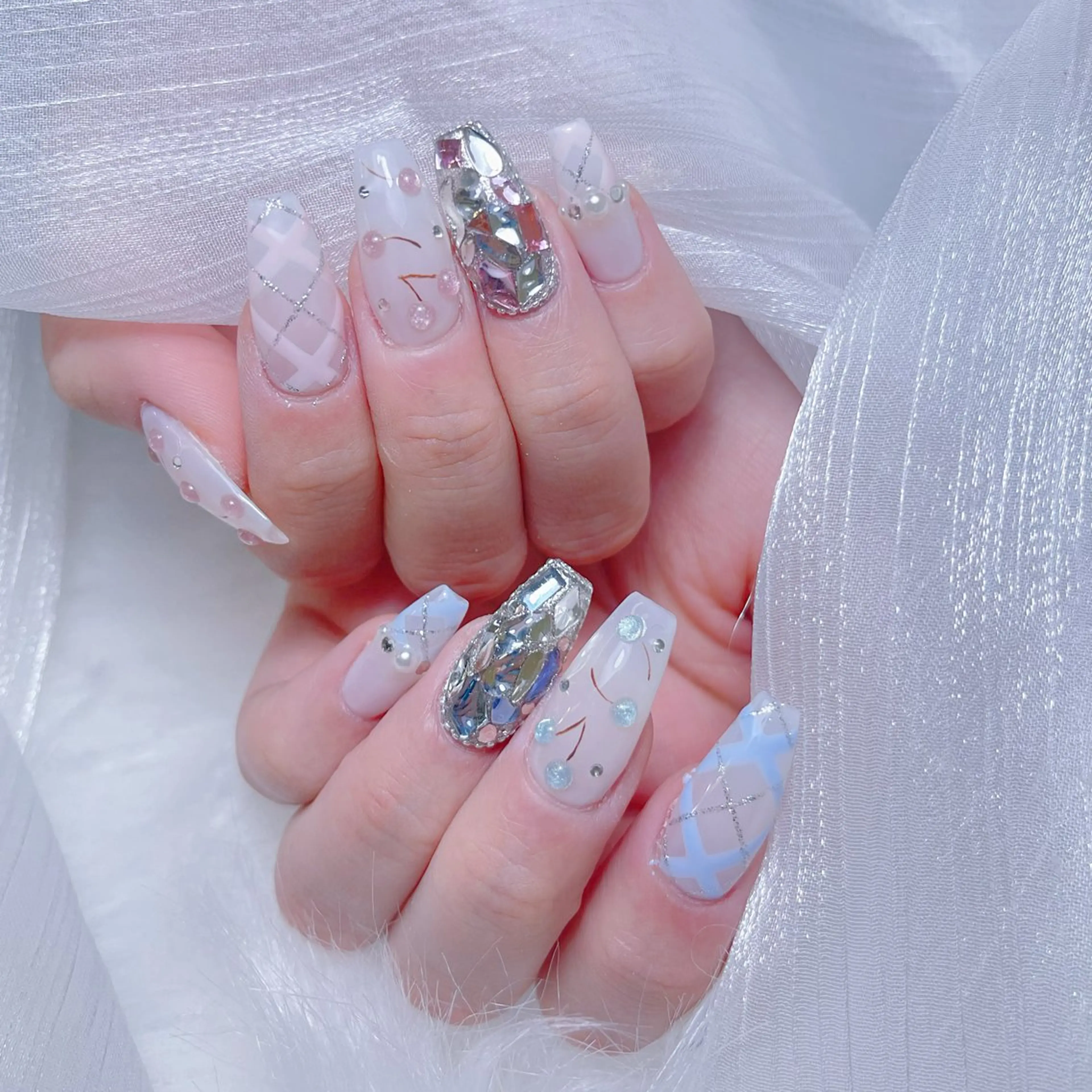ネイル オーロラネイル フレンチネイル ハート 韓国ネイル レース ハンドネイル MELODY BEAUTY SALON所属・Melody  スカルプ専門店のネイルデザイン