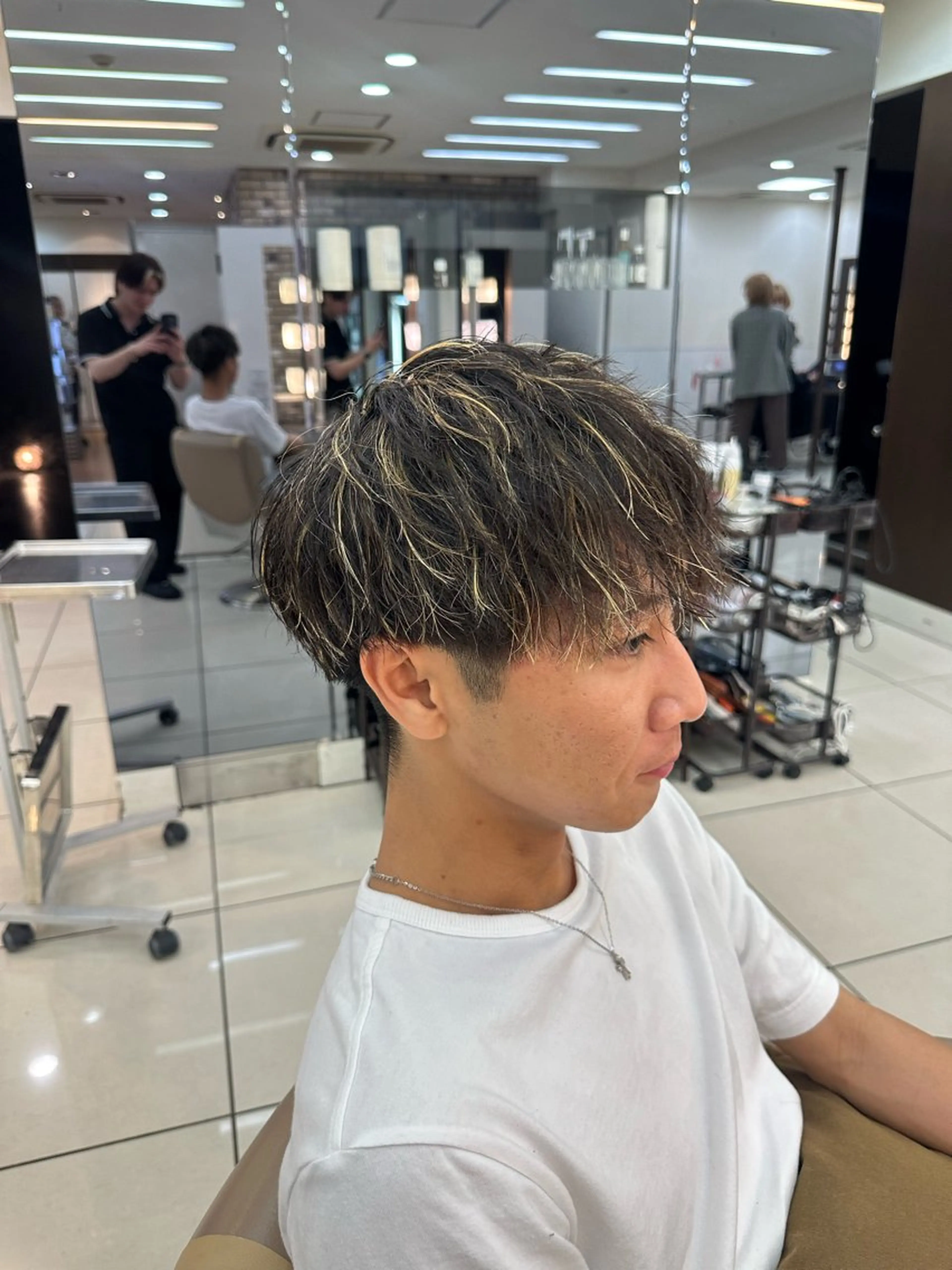 メンズ ヘアカラー ラウンドマッシュシャ ドウニュアンスパーマのヘアスタイル