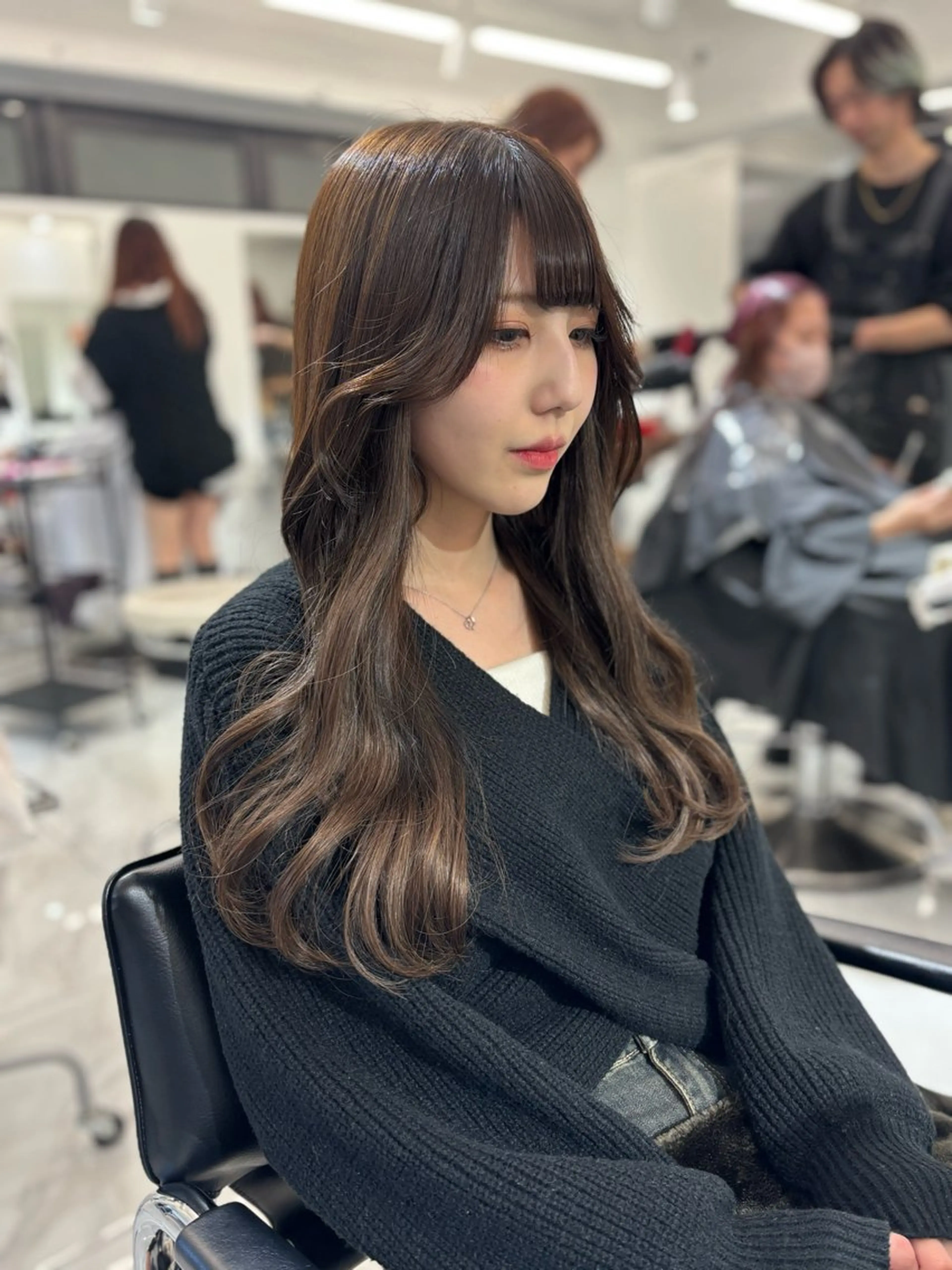 ロング カラー グレージュ オリーブグレージュ オリーブグレー 顔周りカット ロング レイヤー/ハイトーン 渋谷/Satsukiのヘアスタイル