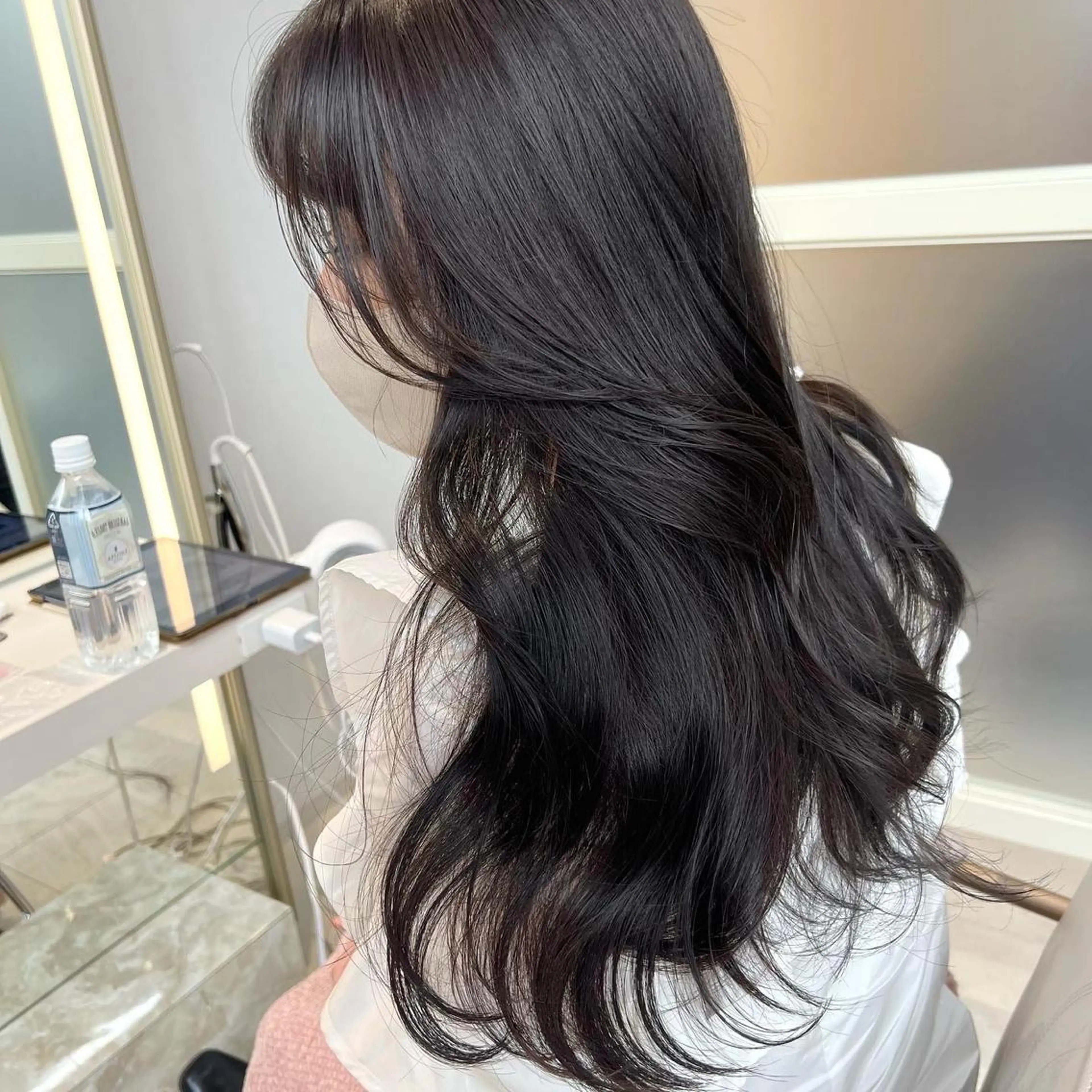 ロング カラー ダブルカラー ハイトーンカラー インナーカラー くびれヘア 斜めバング カット ヘアカラー トリートメント ニュアンスレイヤー ハイトーンカラーのヘアスタイル