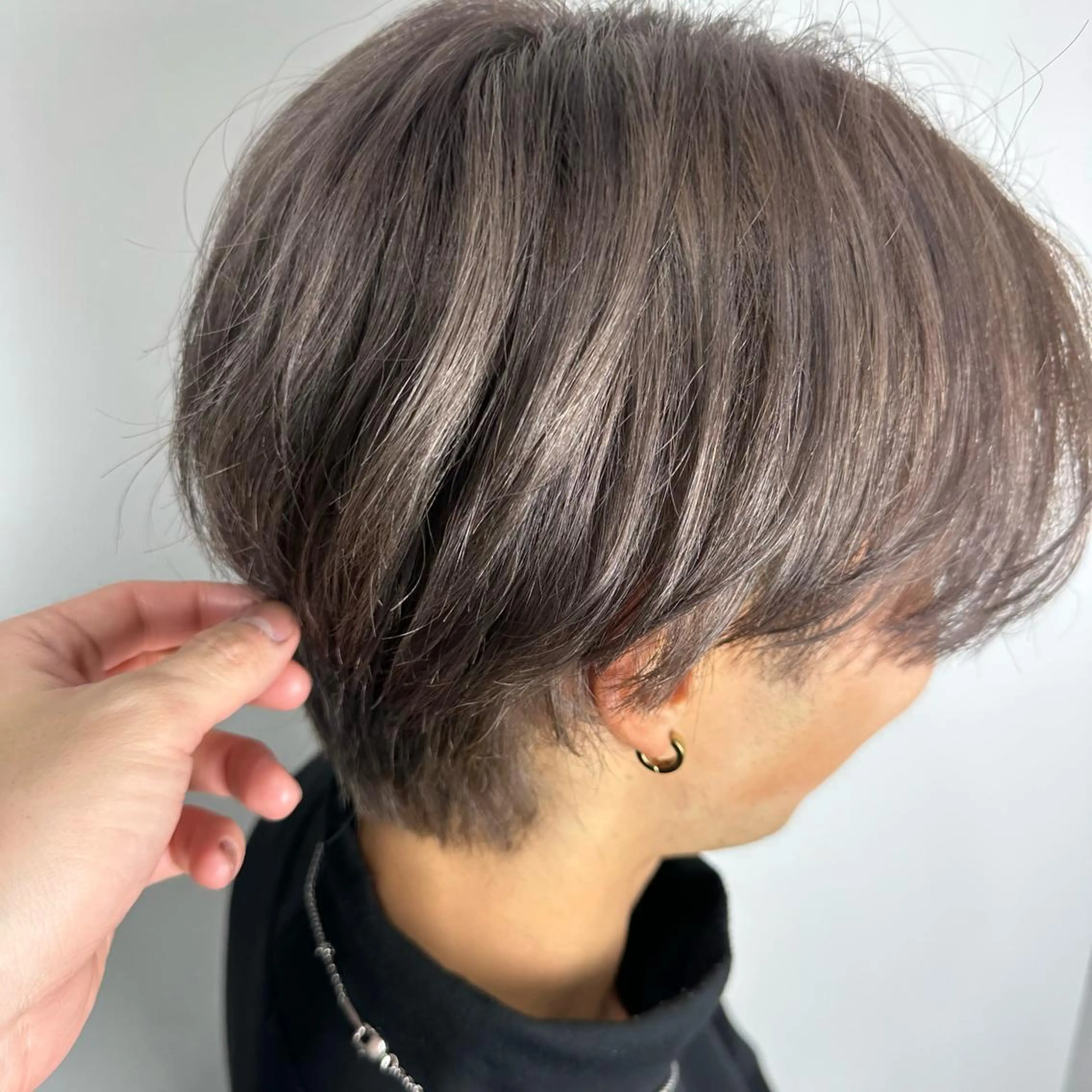 ショート 🌈インナーカラー 手塚直生のヘアスタイル