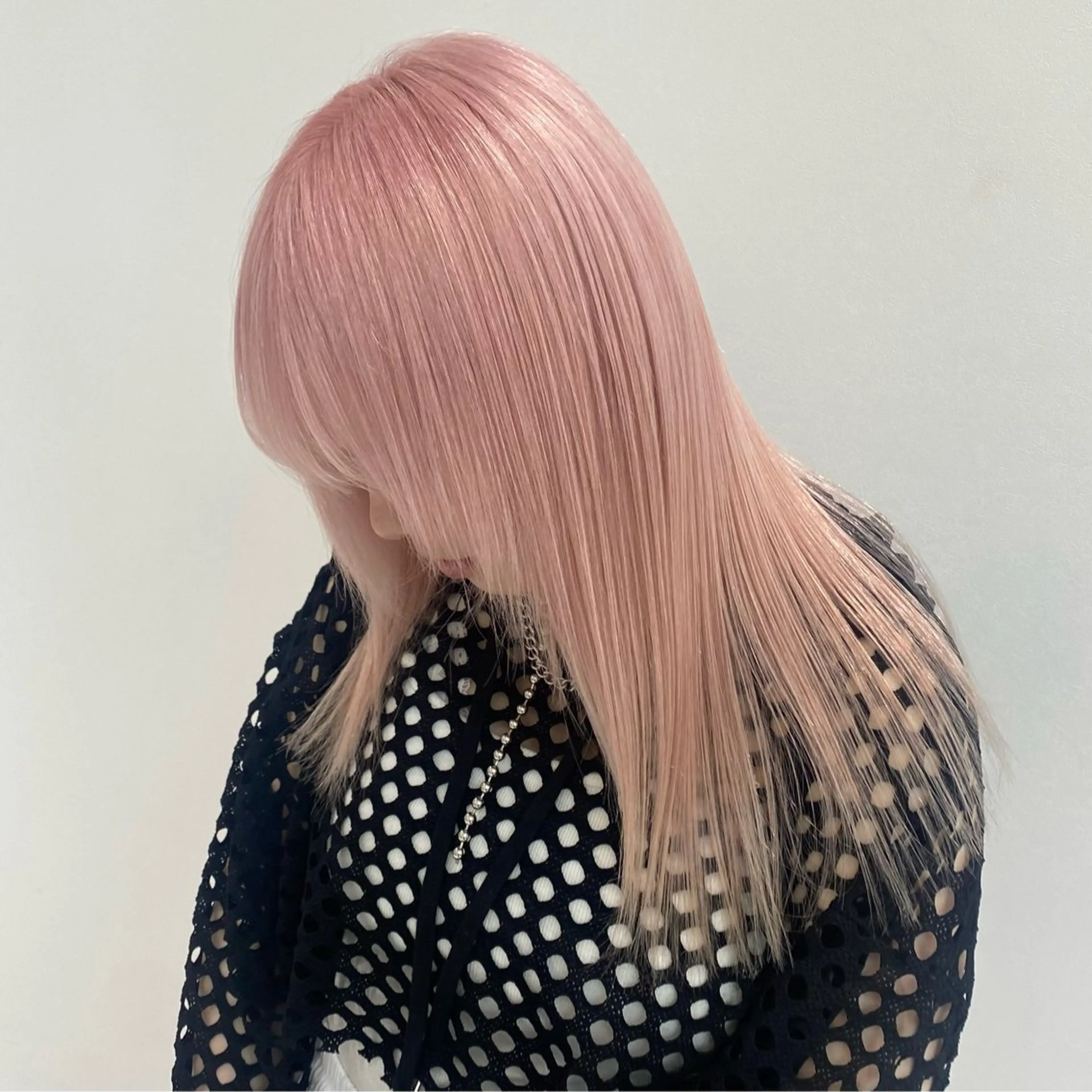 セミロング カラー ヘアアレンジ ハイトーンカラー ピンクカラー 🎀韓国ヘア🎀 𝐬𝐚𝐫𝐚🎀のヘアスタイル