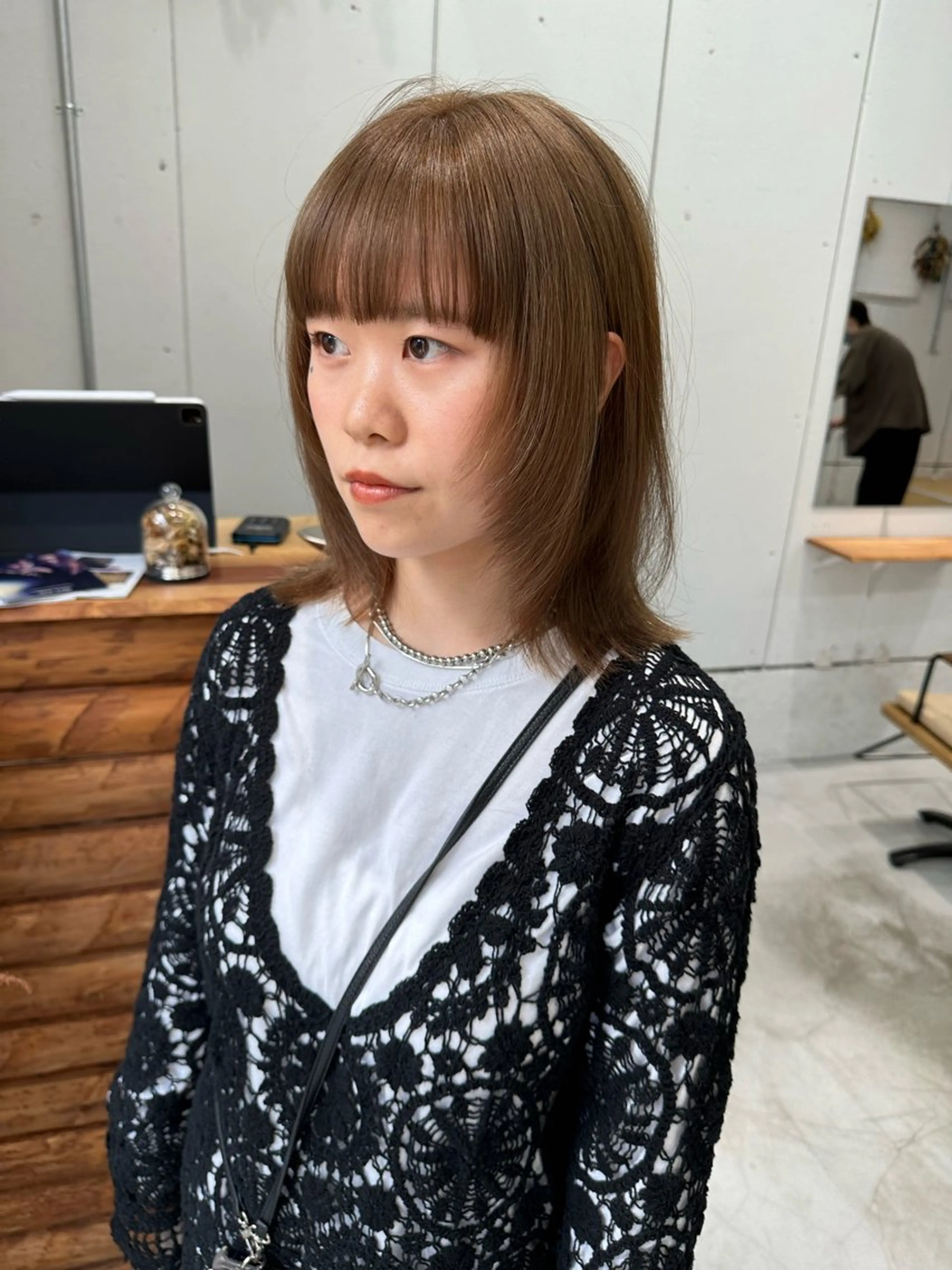 ミディアム カラー ベージュカラー ブリーチ くびれヘア 顔まわりレイヤー 顔周りカット 伊藤 玄のヘアスタイル
