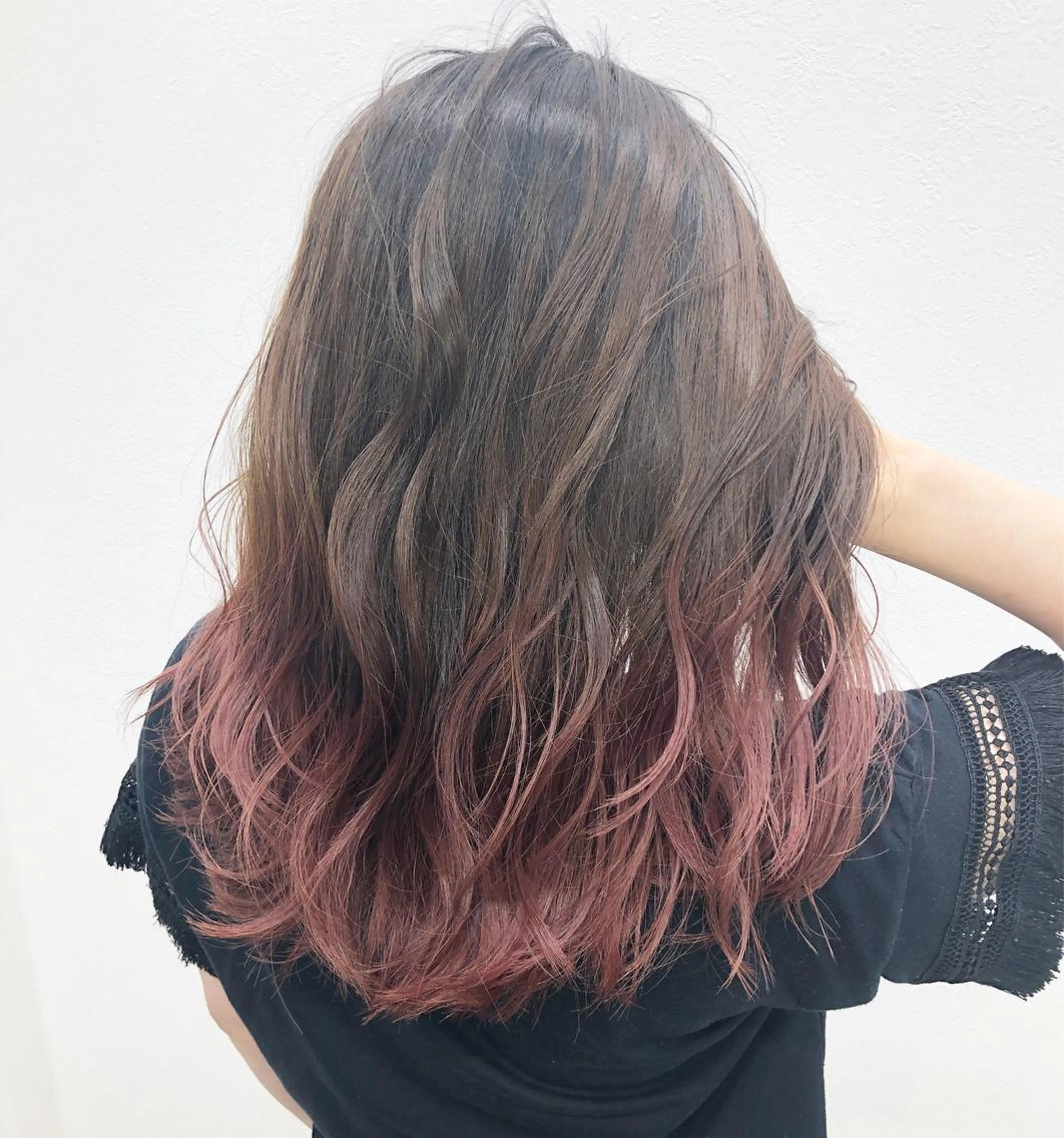セミロング カット ヘアカラー a .のヘアスタイル