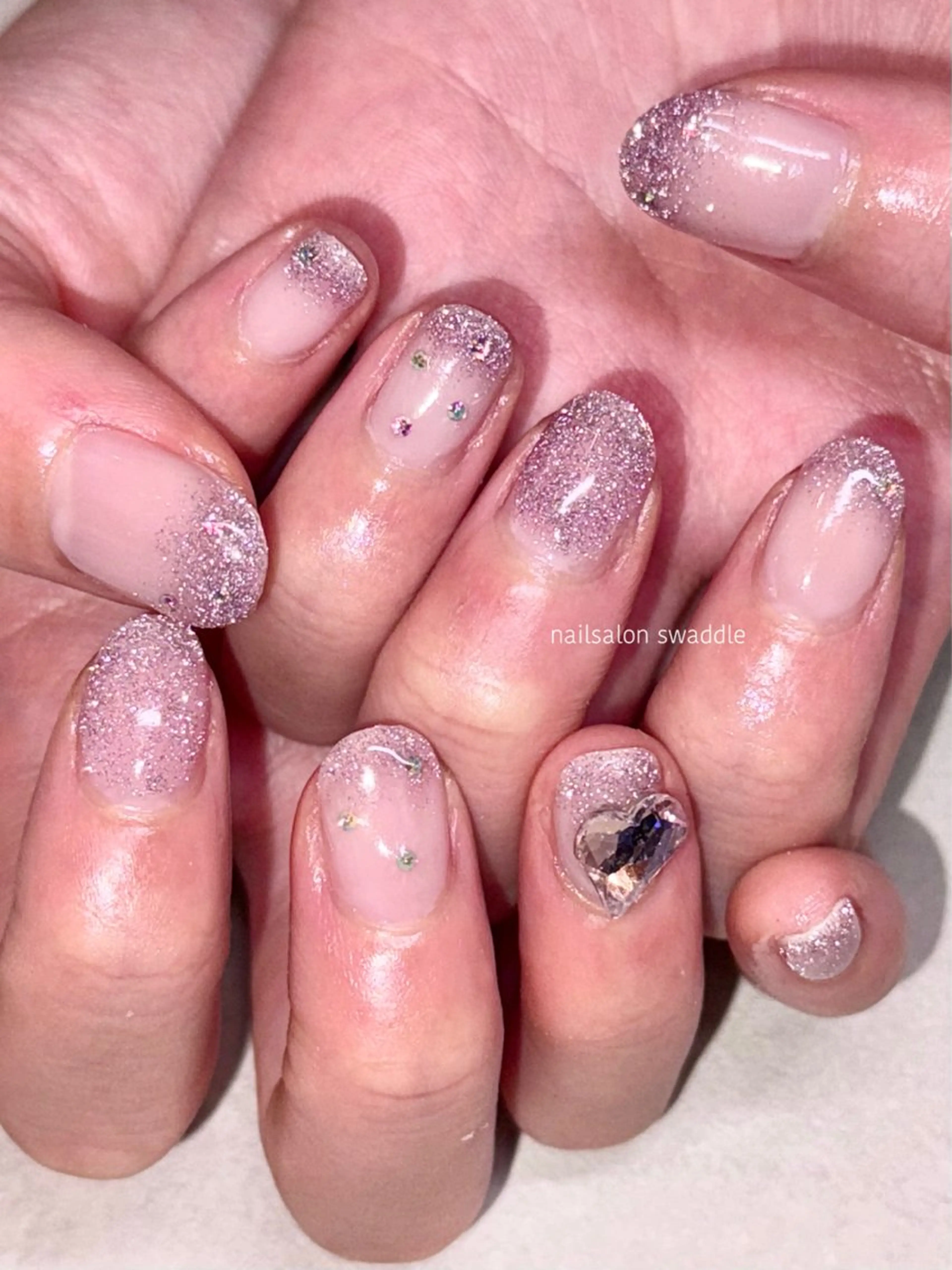 ネイル フラッシュネイル グラデーション ハート ハンドネイル ハンドケア nail salon swaddle 🪽のネイルデザイン
