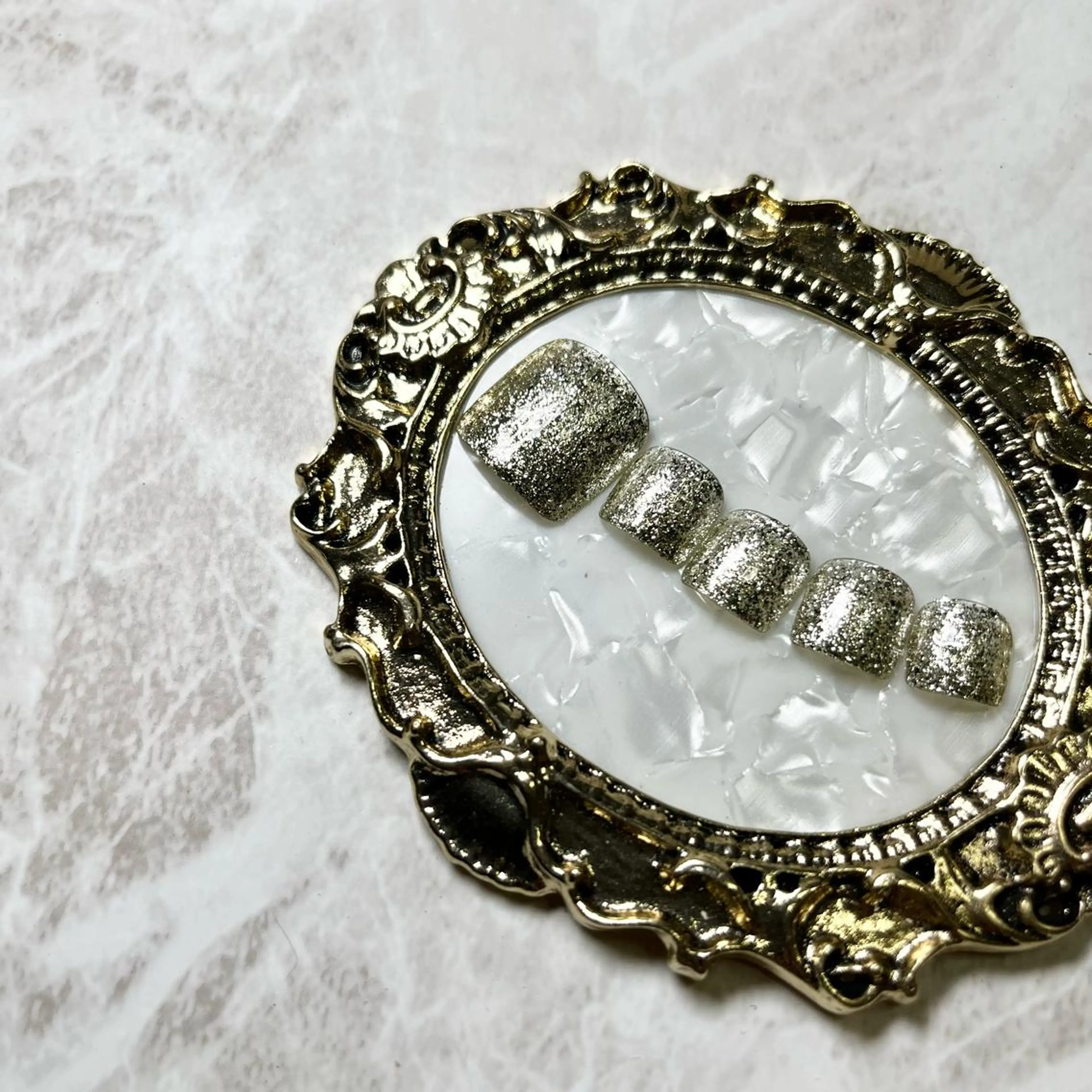 ネイル フットネイル フレンチネイル ジェルネイル ラメ(グリッター) ラメグラデーション NEO Beauty Salon所属・𝐍𝐄𝐎 𝐉𝐔𝐑𝐈のネイルデザイン