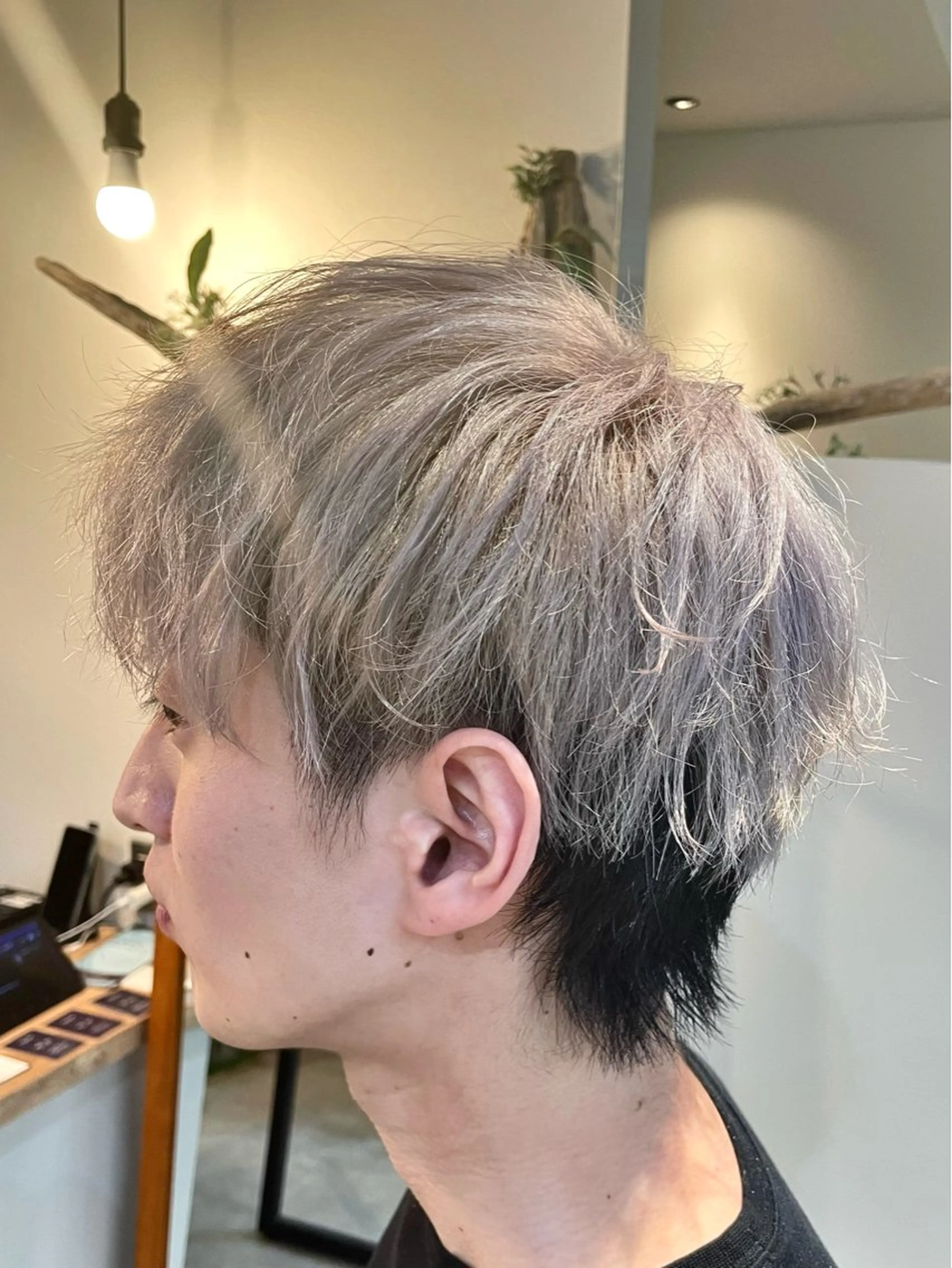 ショート カラー メンズ メンズブリーチ 黒髪 ブリーチ シルバー ホワイトシルバー Hair salon HAL所属・佐藤 栄輔のヘアスタイル