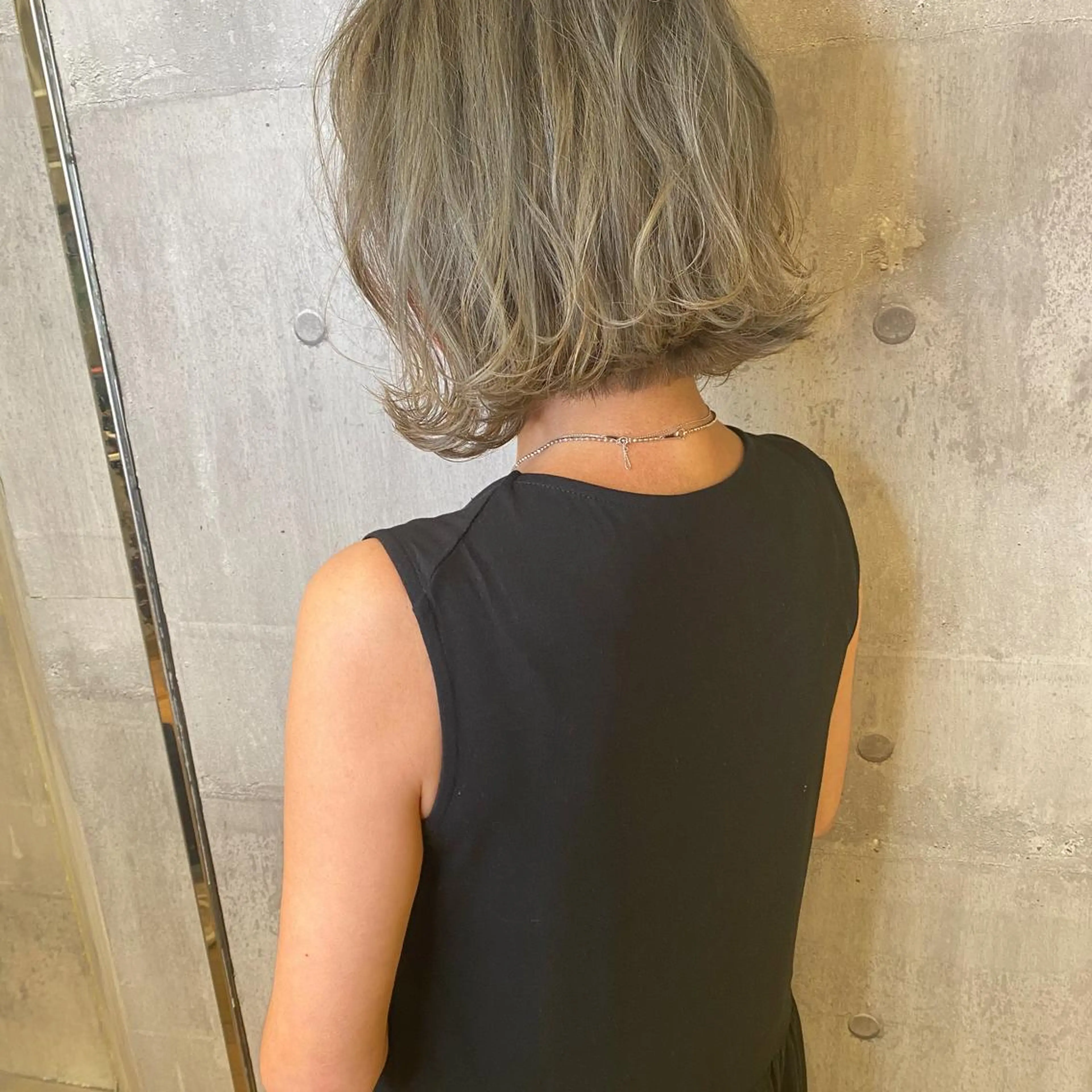 ショート カラー ボブ カット ヘアカラー トリートメント 髪質改善ｶﾗｰ ｹｱﾌﾞﾘｰﾁ/ﾀﾑのヘアスタイル