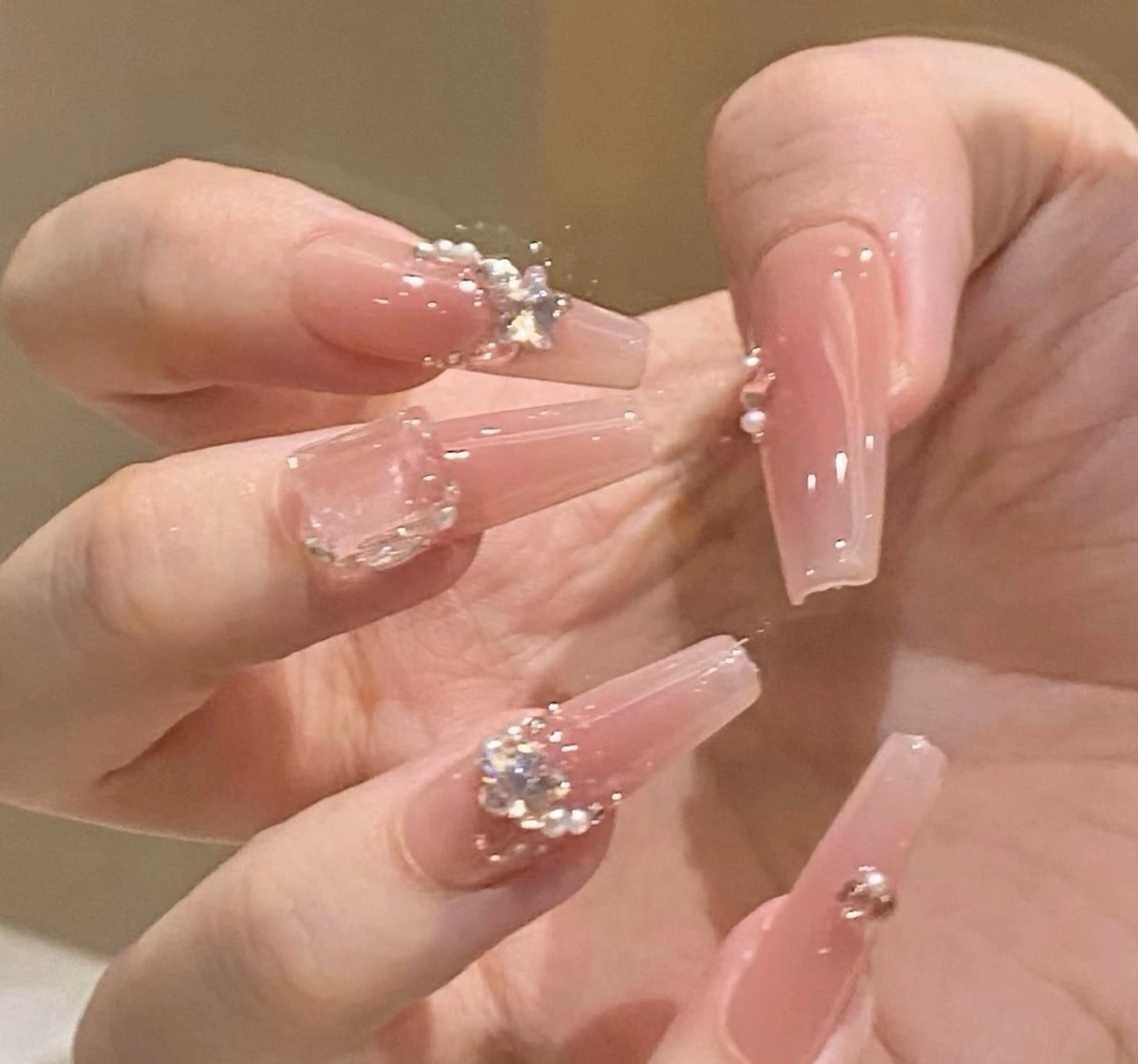 ネイル チークネイル 長さ出し フラワーネイル フレンチネイル ガーリー SunNail池袋駅 ワンホンネイルのネイルデザイン
