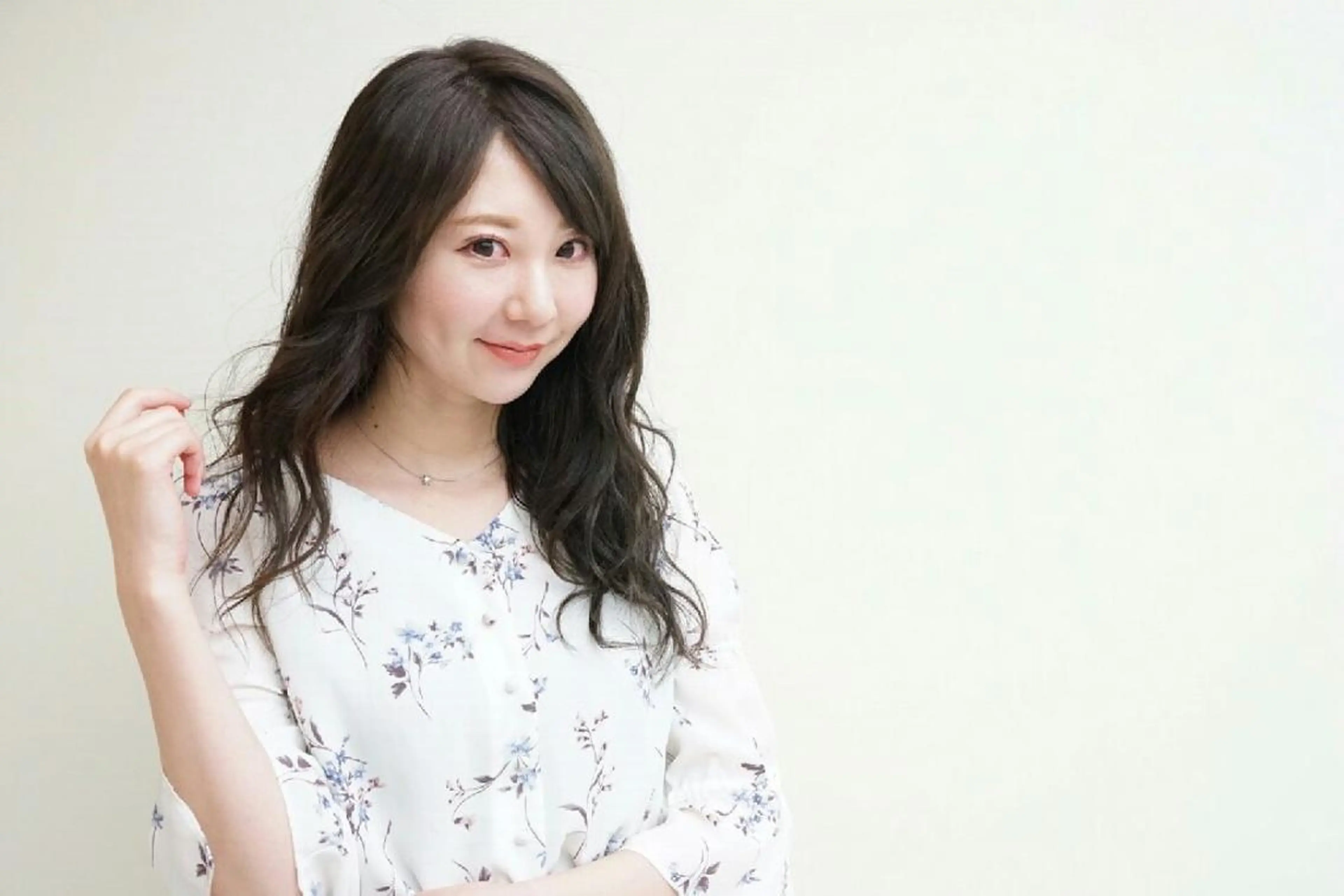 ロング カラー アッシュ ベージュカラー ロング EMANON名古屋所属・美谷添(ミヤゾエ) まどか大人ヘアサロンのヘアスタイル