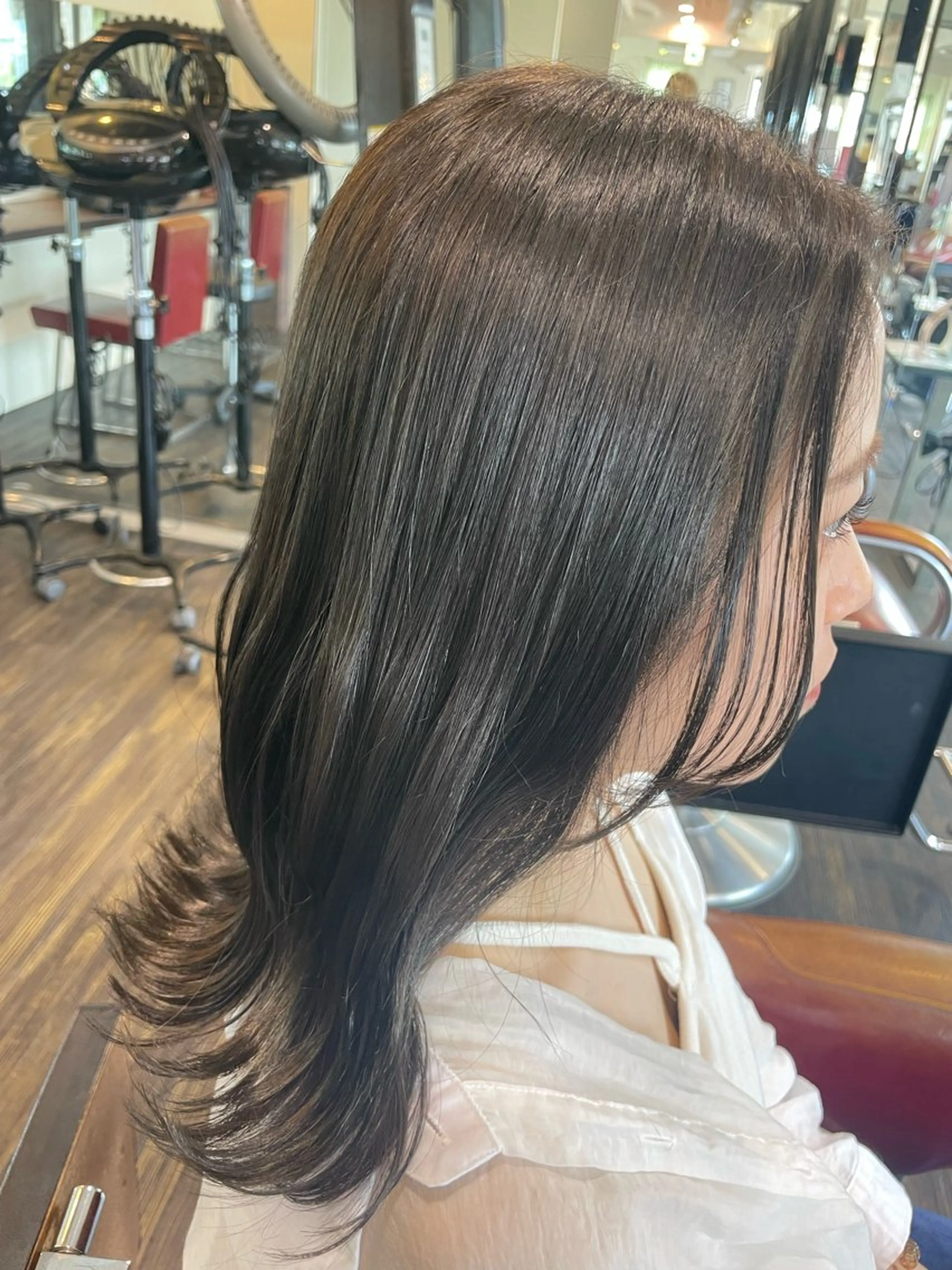 セミロング カラー ベージュカラー オリーブベージュ カット ヘアカラー 佐藤 綾郁のヘアスタイル