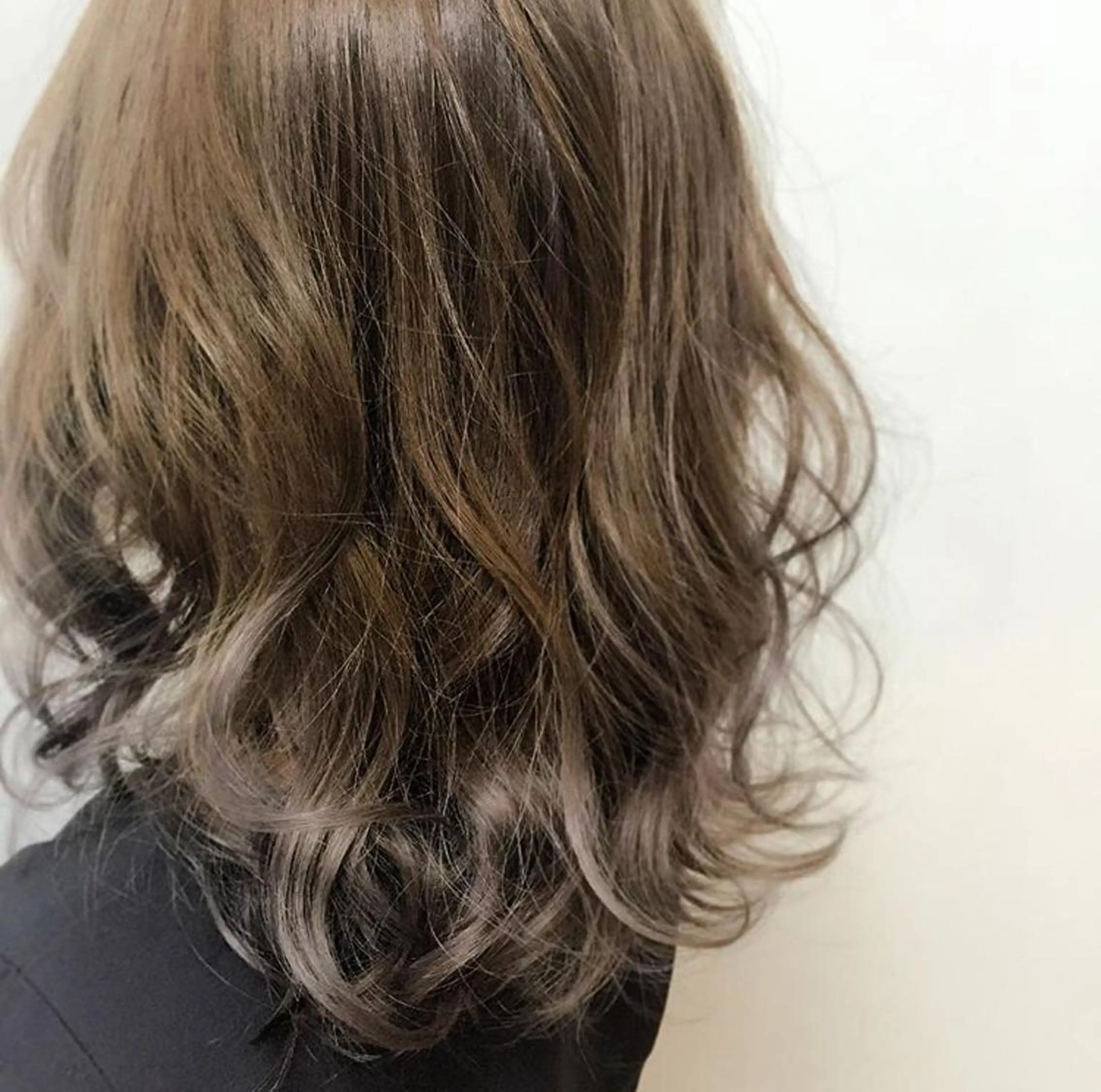 ミディアム カラー ベージュカラー ブリーチ グラデーションカラー シルバー 大阪なんば 骨格診断カット PEACE by CITA【ピース バイ シータ】所属・髙田　健治 (ケンジ)のその他イメージ