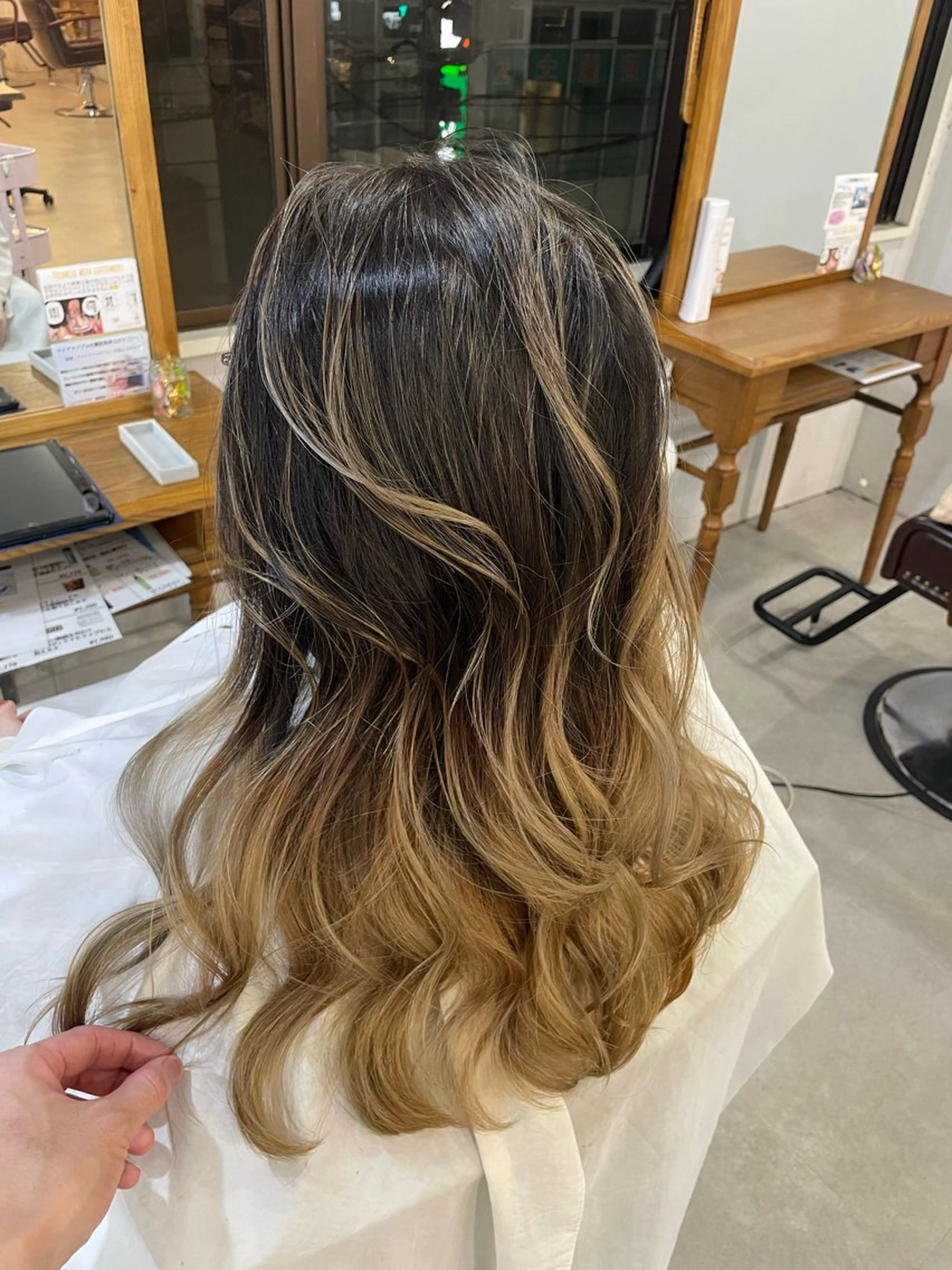 ロング ヘアカラー to youハイライトのヘアスタイル
