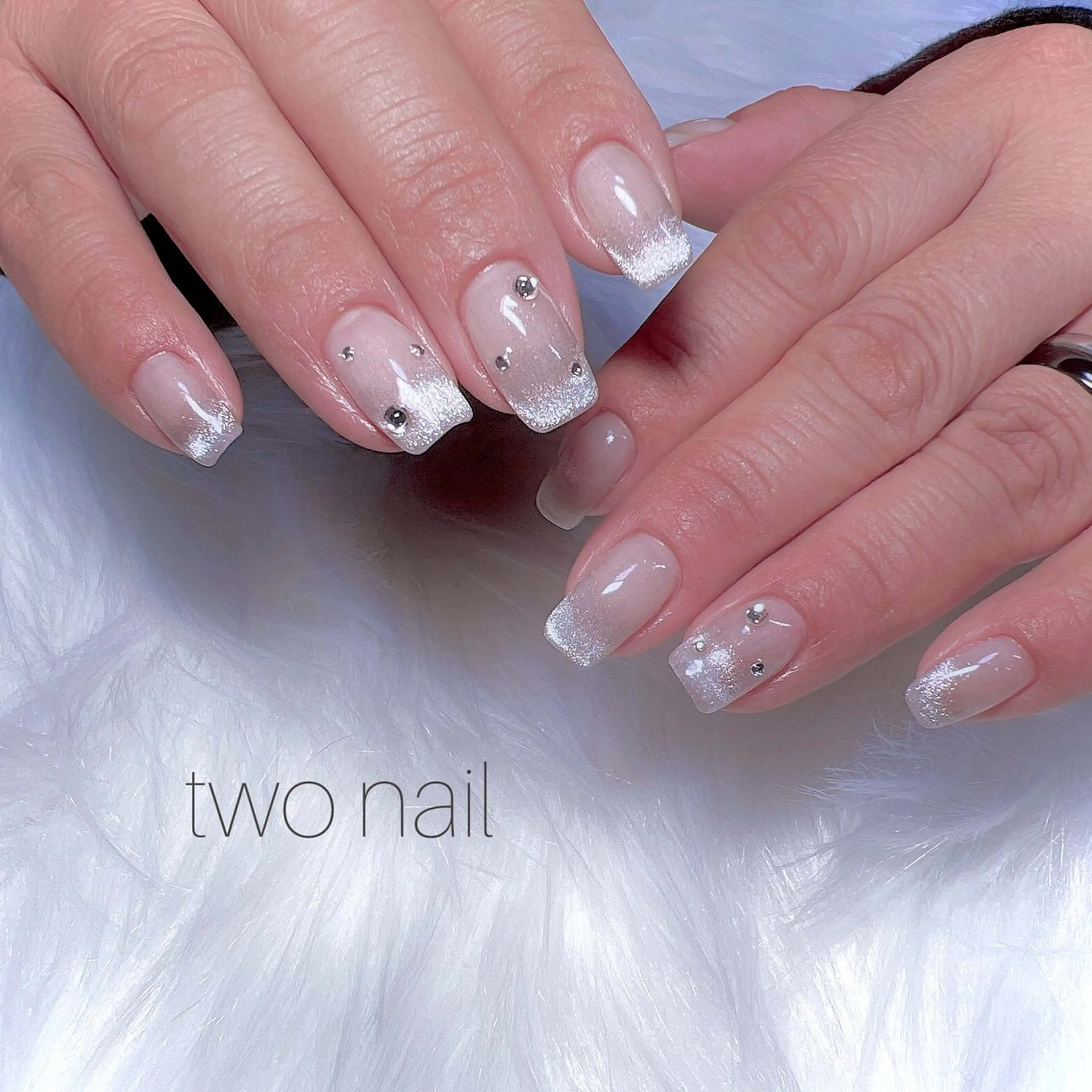 ネイル キラキラネイル マグネットネイル ネイルチップ ホワイト ハンドネイル two nailのネイルデザイン