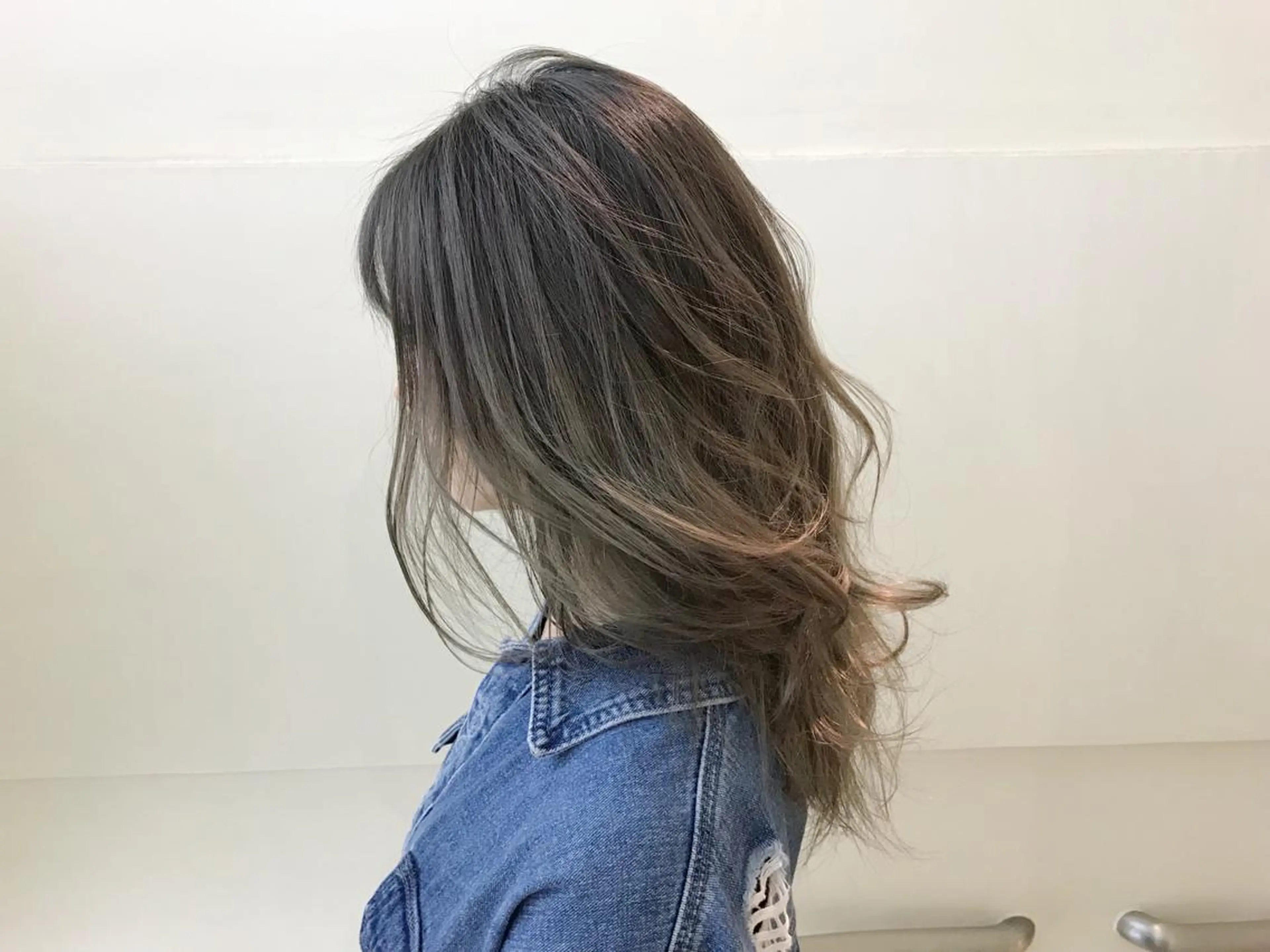 ロング カラー ブリーチ AILEE所属・ウルフカット レイヤーカット上柿のヘアスタイル