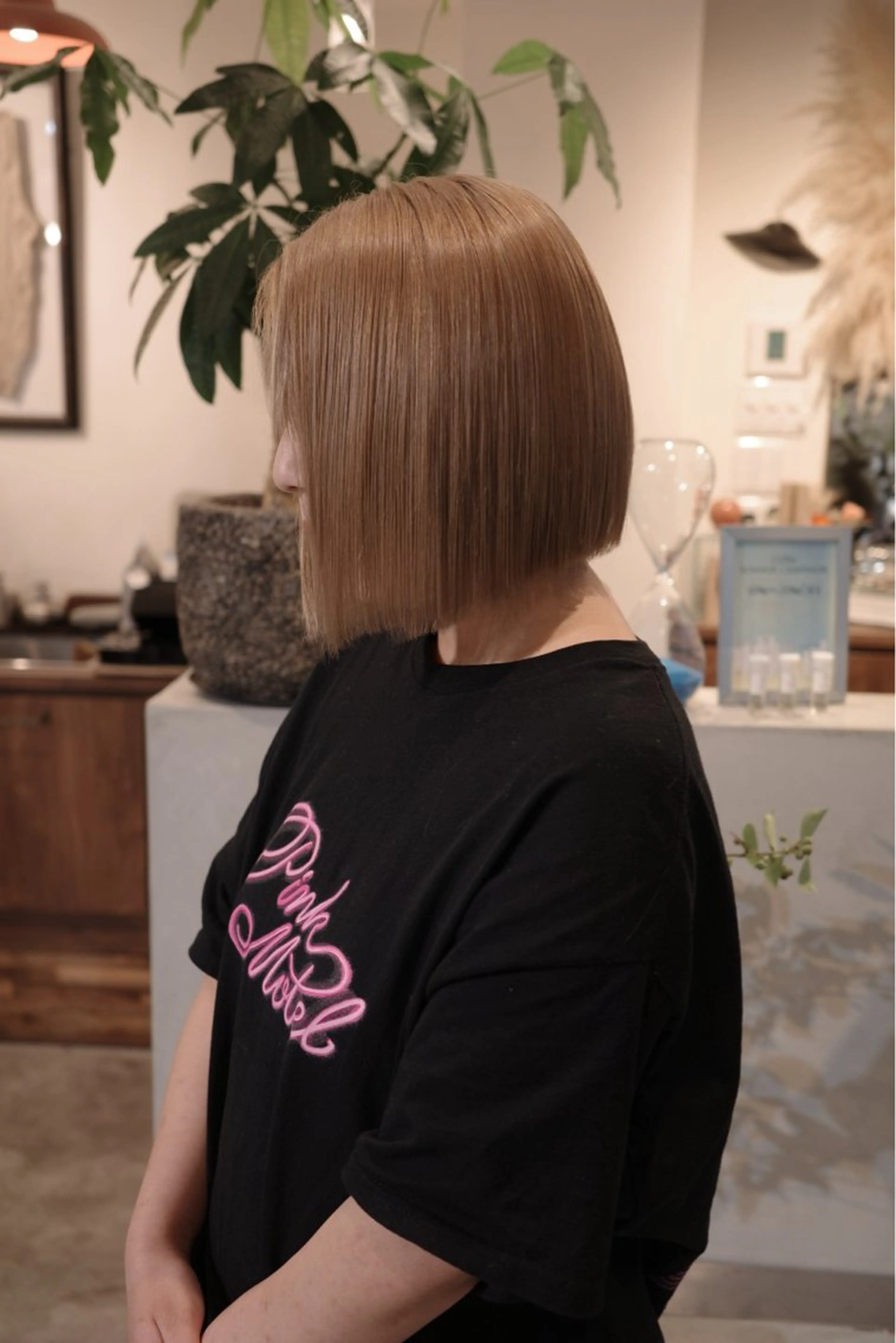 ショート カラー ベージュカラー ハイトーンカラー トリートメント (h)wim kikoのヘアスタイル