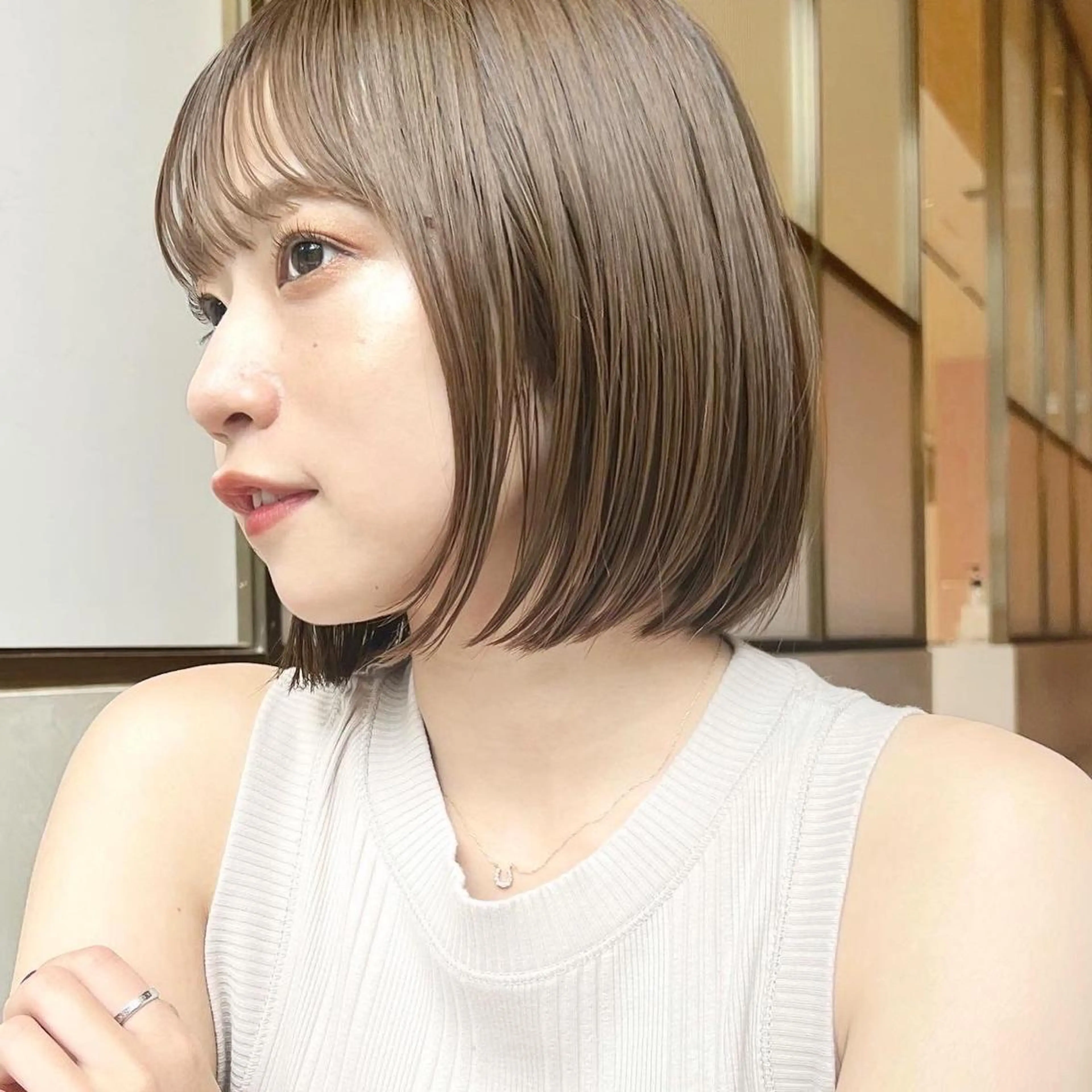 ショート カラー 切りっぱなしボブ 前下がりボブ ブリーチ グレージュ イルミナカラー カット ヘアカラー トリートメント レイヤー専門家 ダブルカラー修のヘアスタイル