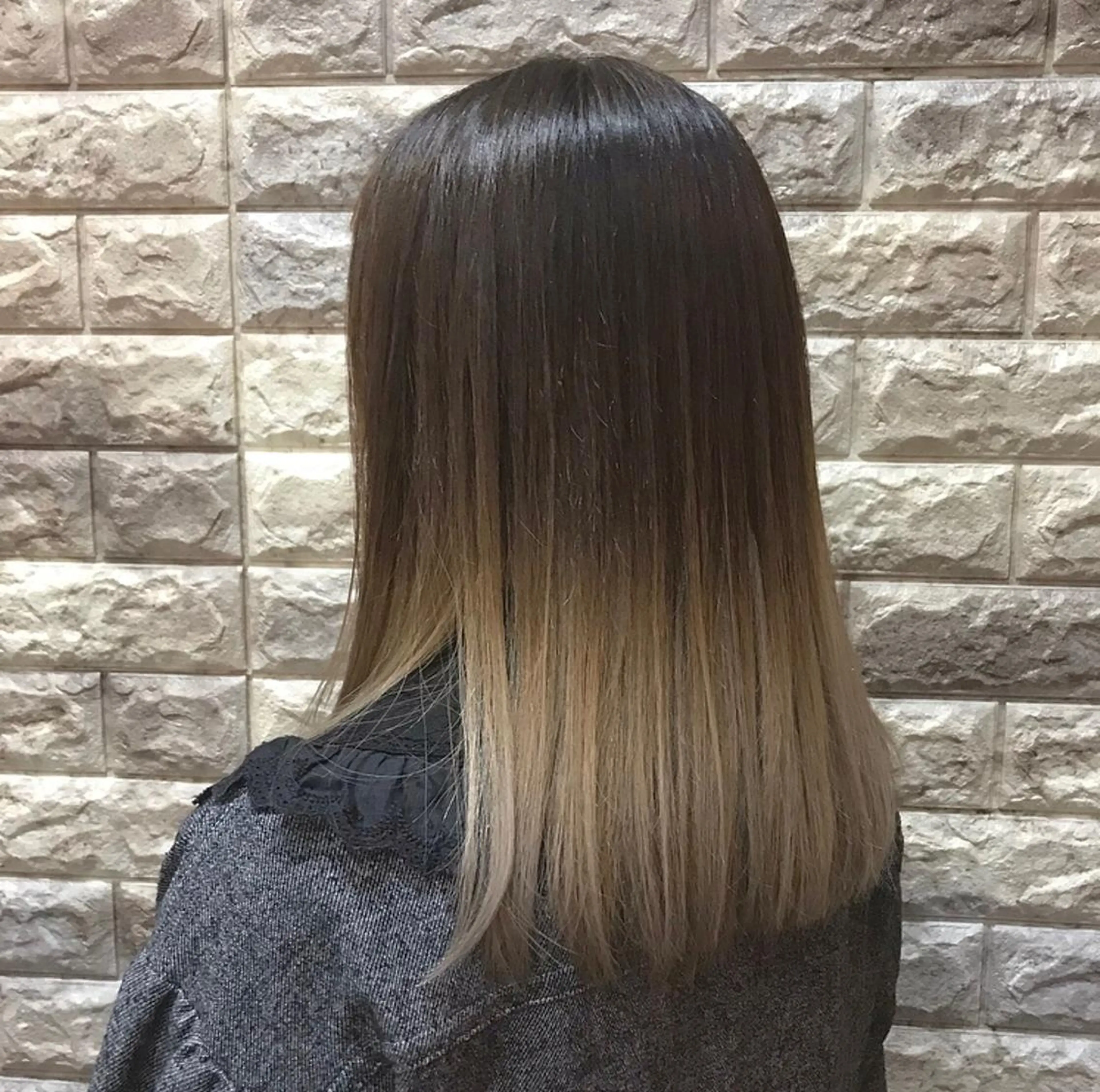 セミロング カラー アッシュ ブリーチ グラデーションカラー FUKO Hip's eyesのマツエク・マツパデザイン