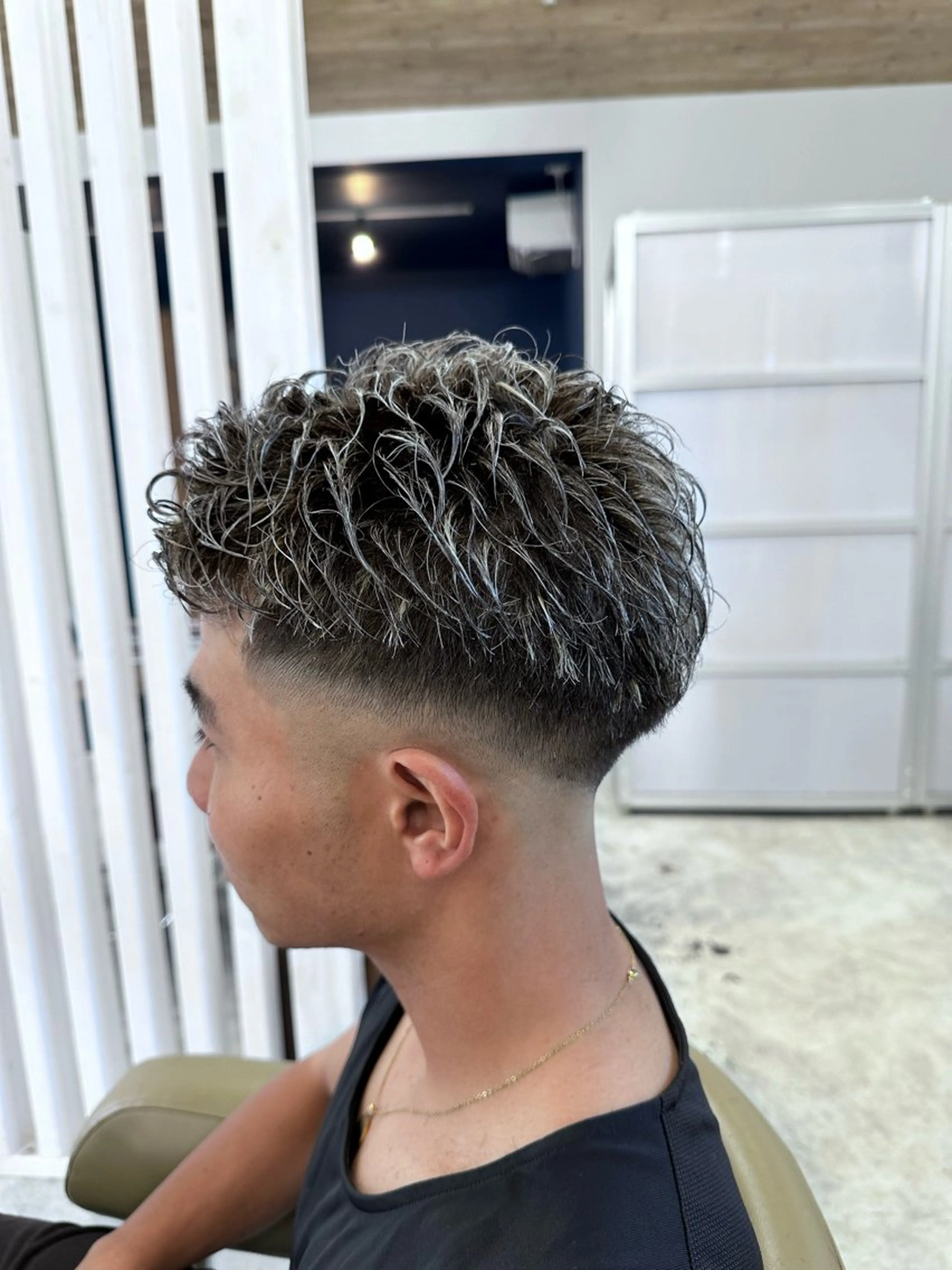 ショート パーマ メンズ フェードカット メンズメッシュ メンズパーマ スキンフェード カット ヘアカラー パーマ 椎木 琉聖のヘアスタイル