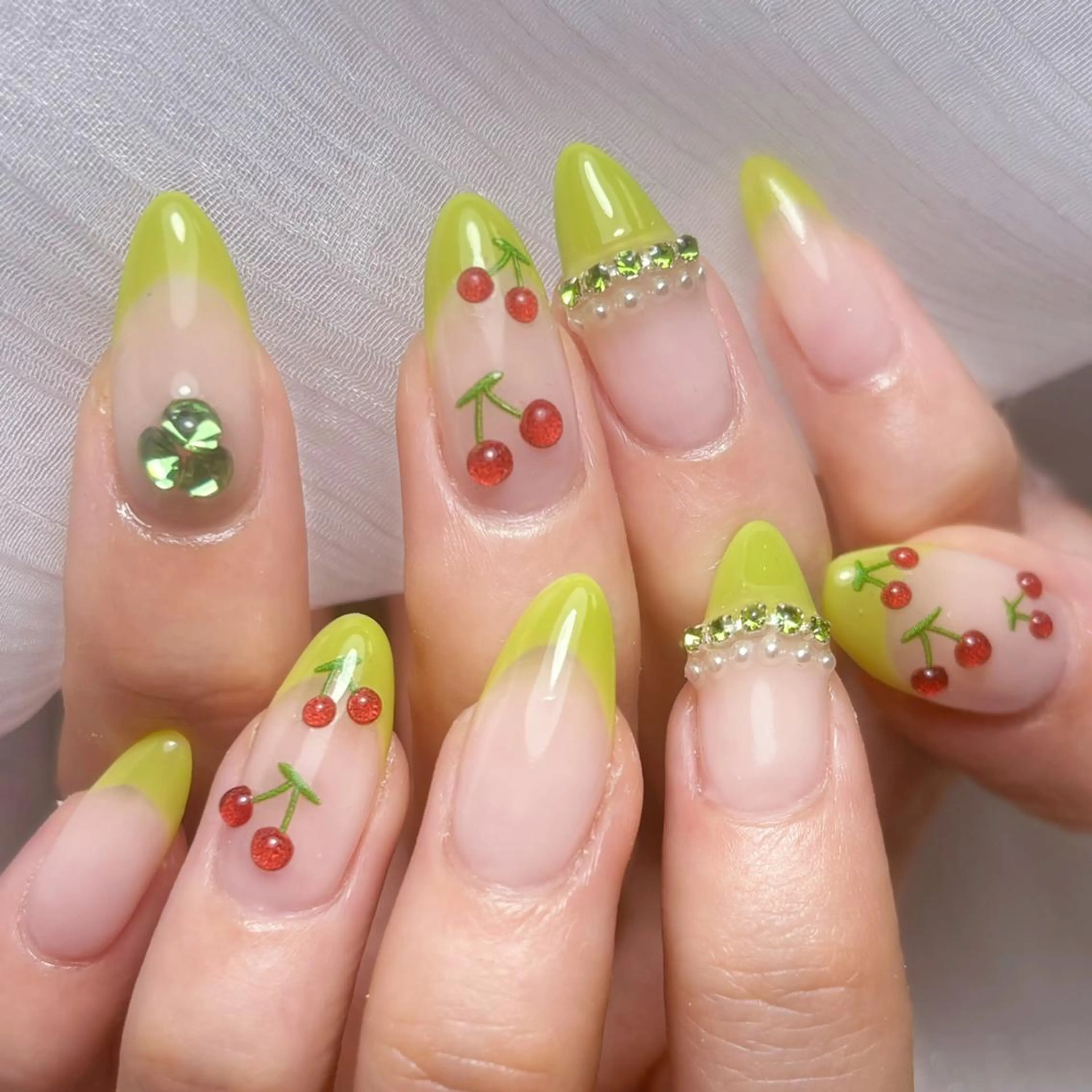 ネイル アートネイル オーロラネイル ガーリー キラキラネイル 韓国ネイル ハンドネイル nina 💅のネイルデザイン