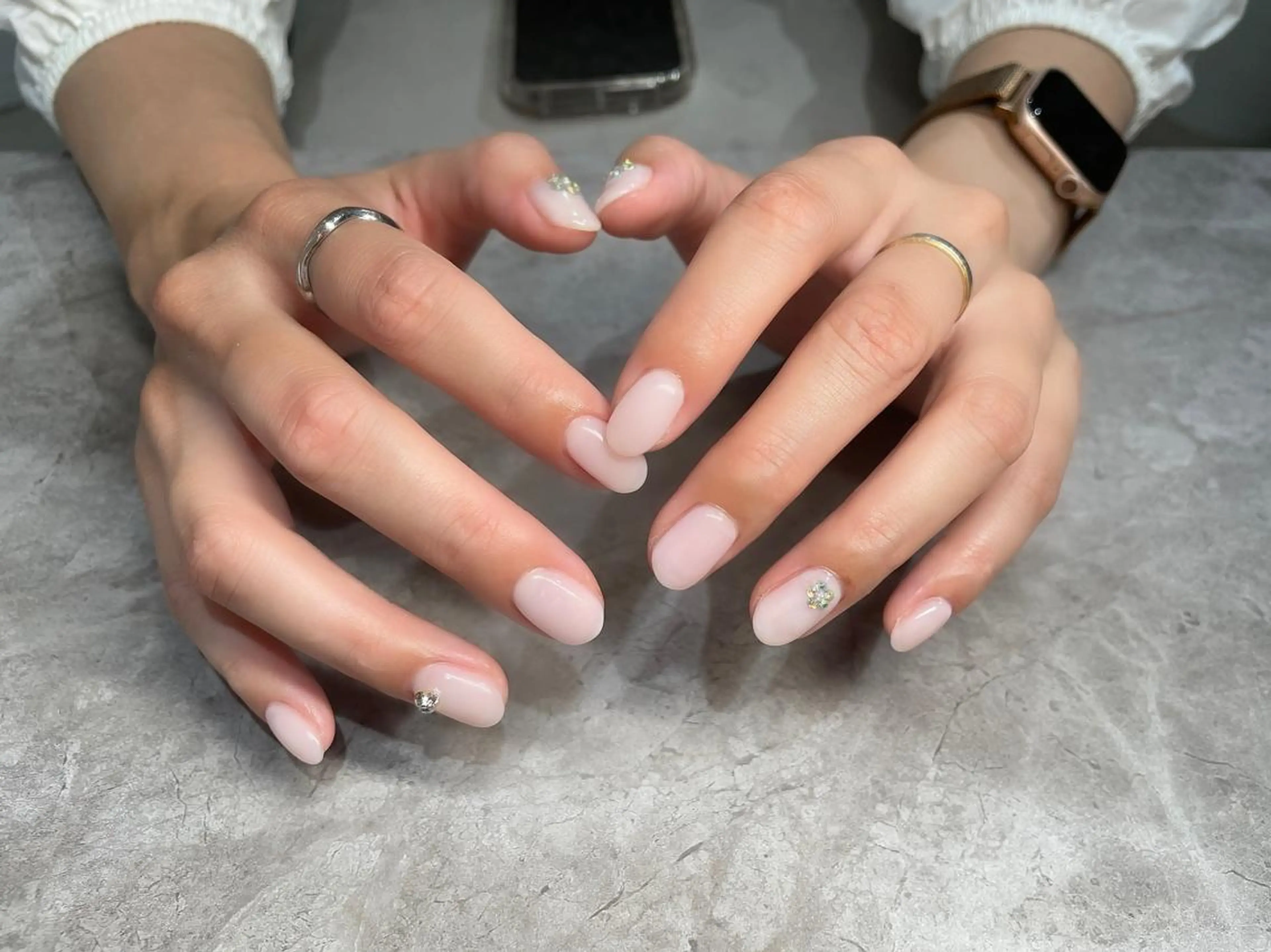 ネイル オーロラネイル キラキラネイル シンプルネイル ストーンネイル ホワイト Nail Salon Lindaのネイルデザイン