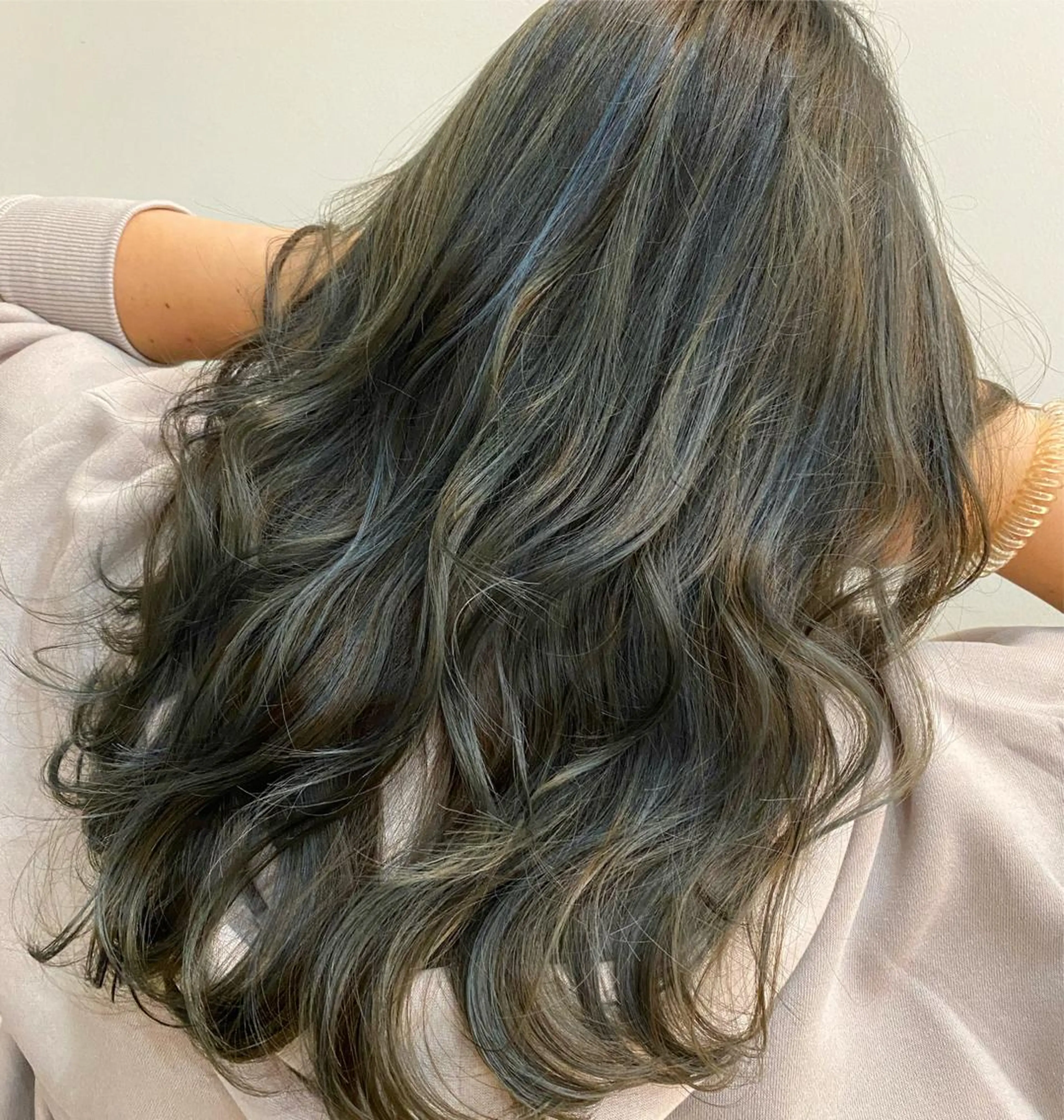 セミロング アッシュ ハイライト ヘアカラー トリートメント ジェニファー ✂︎TOMOKI✂︎のヘアスタイル
