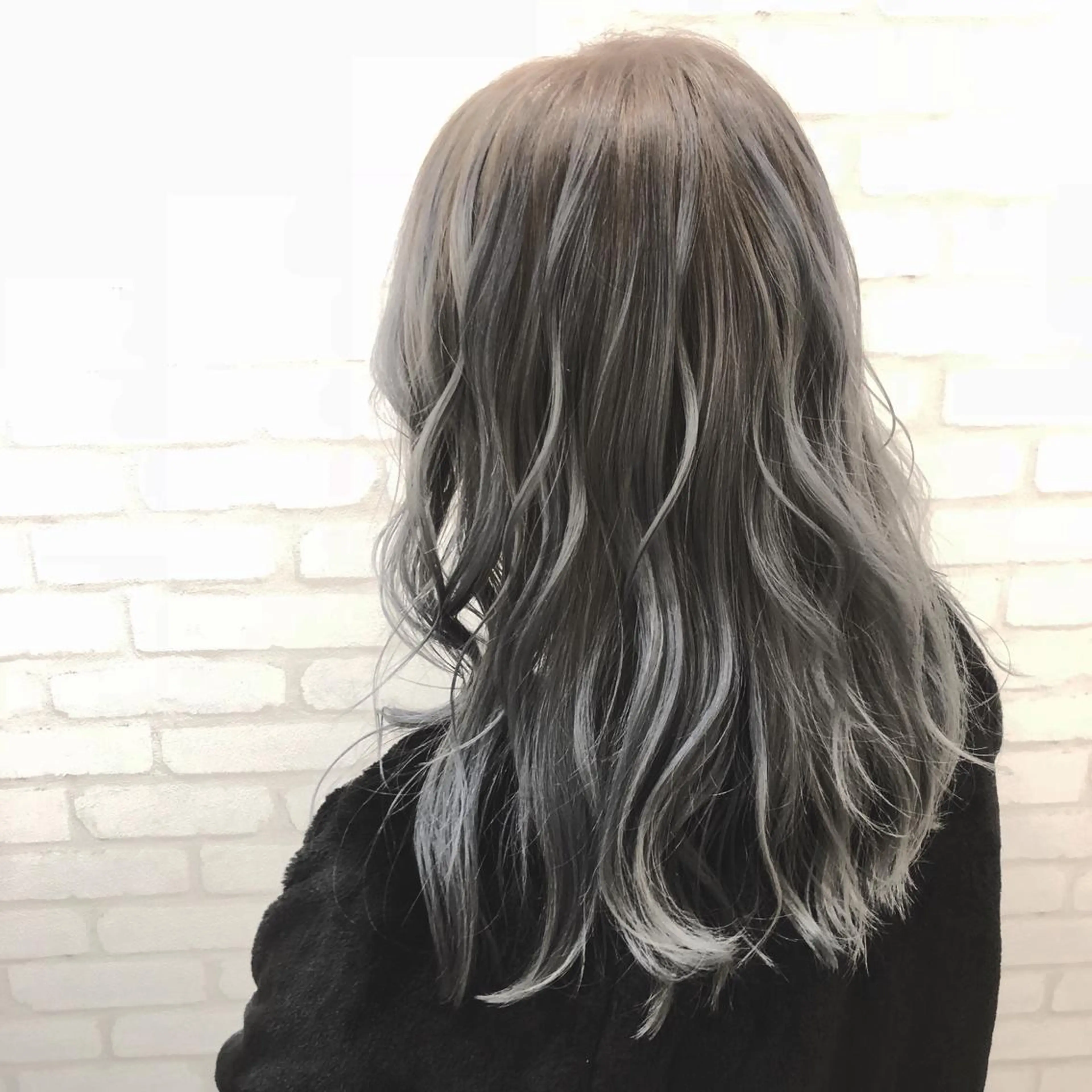 ロング カラー アッシュ 透明感カラー ホワイトアッシュ PoNy所属・本間 隼人のヘアスタイル