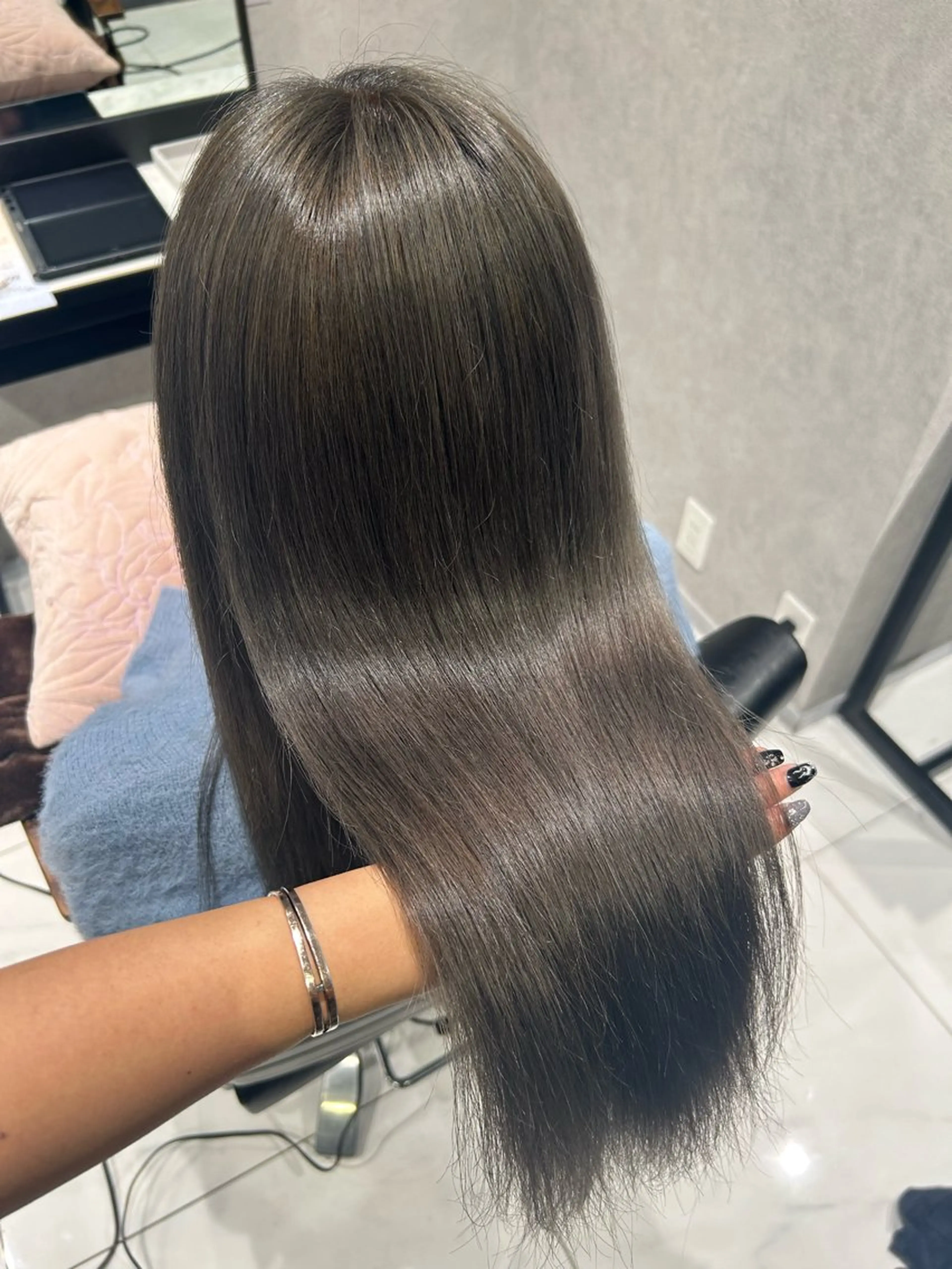 カラー オリーブグレー ヘアカラー トリートメント 透明感カラー🩵 束感まつげ🪼海月のヘアスタイル