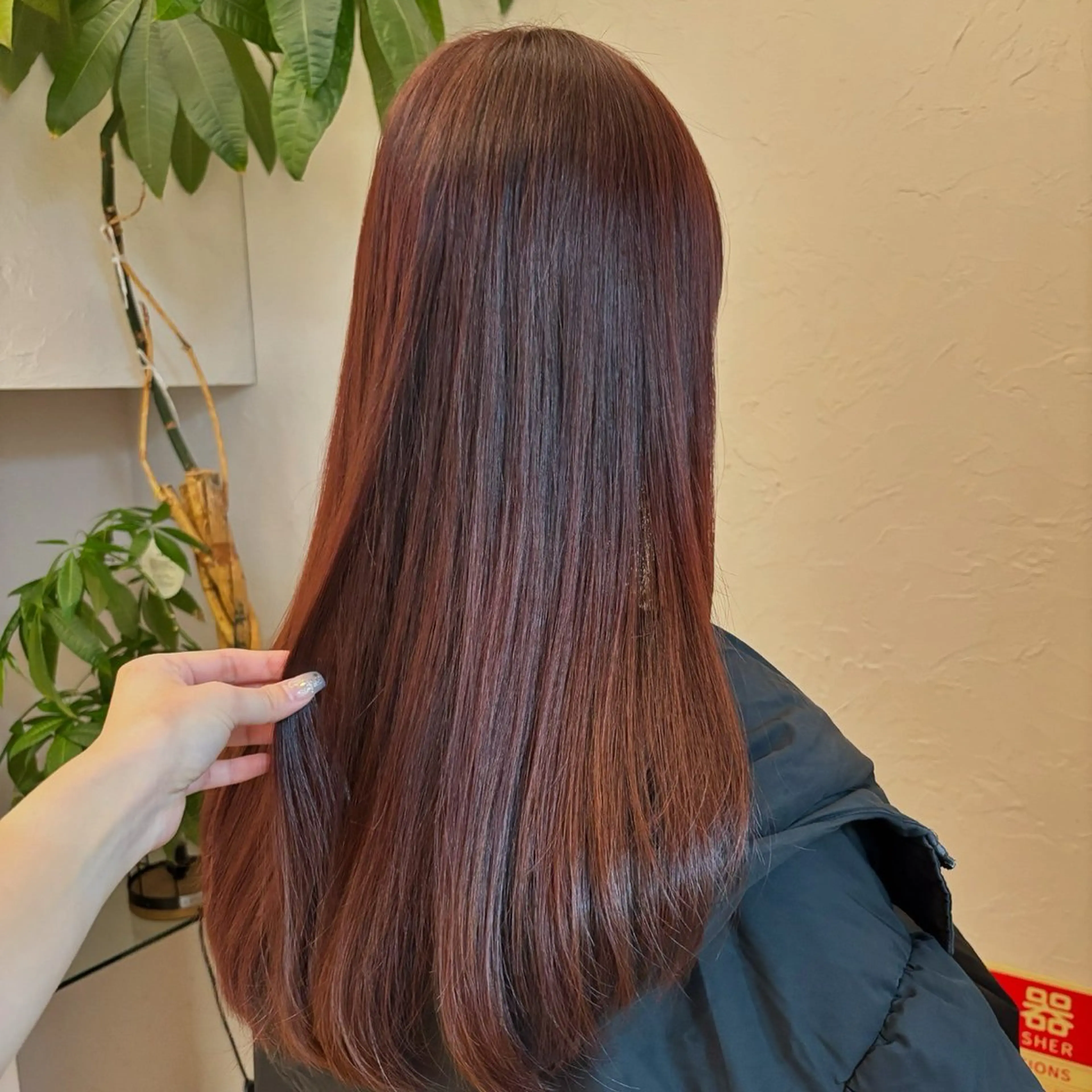 ロング カラー SLASHスラッシュ 小西結奈のヘアスタイル
