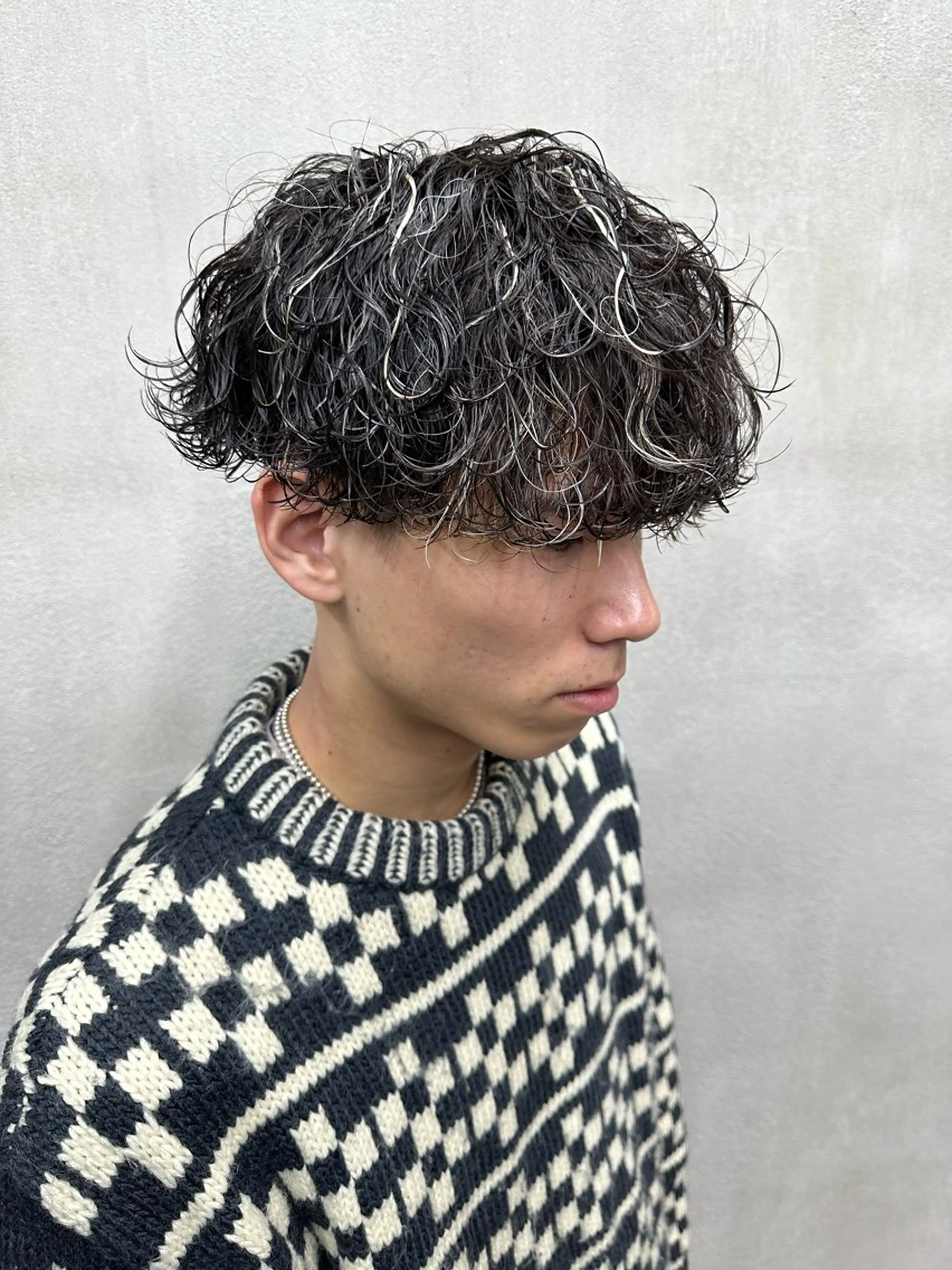 カラー パーマ メンズ メンズハイライト メンズパーマ 波巻きパーマ ハイライトカラー 山本 莉人のヘアスタイル