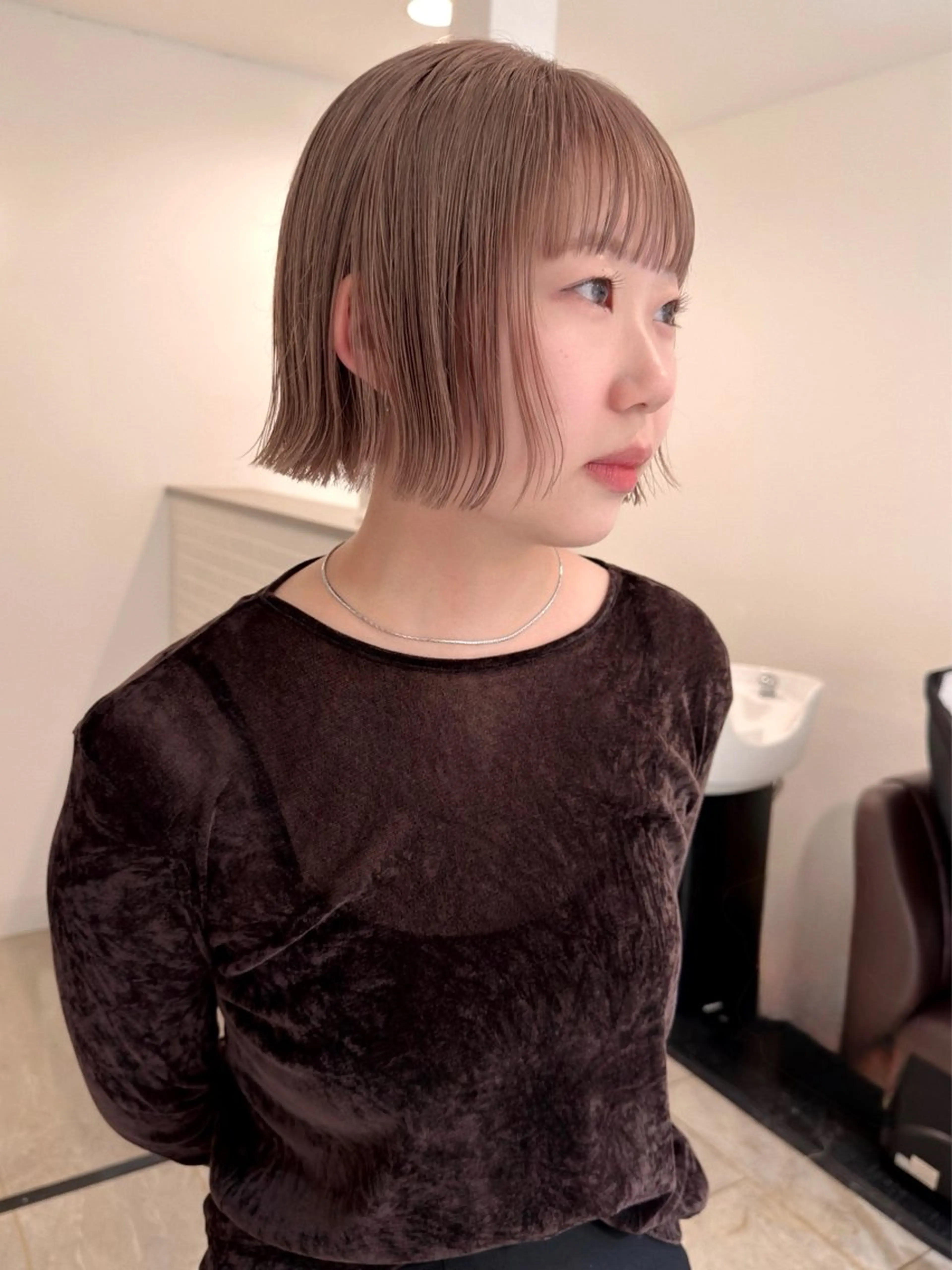 ショート カラー ベージュカラー ブリーチ ミルクティーベージュ ボブ カット ヘアカラー トリートメント 似合わせデザイン ブリーチ栄Kaitoのヘアスタイル