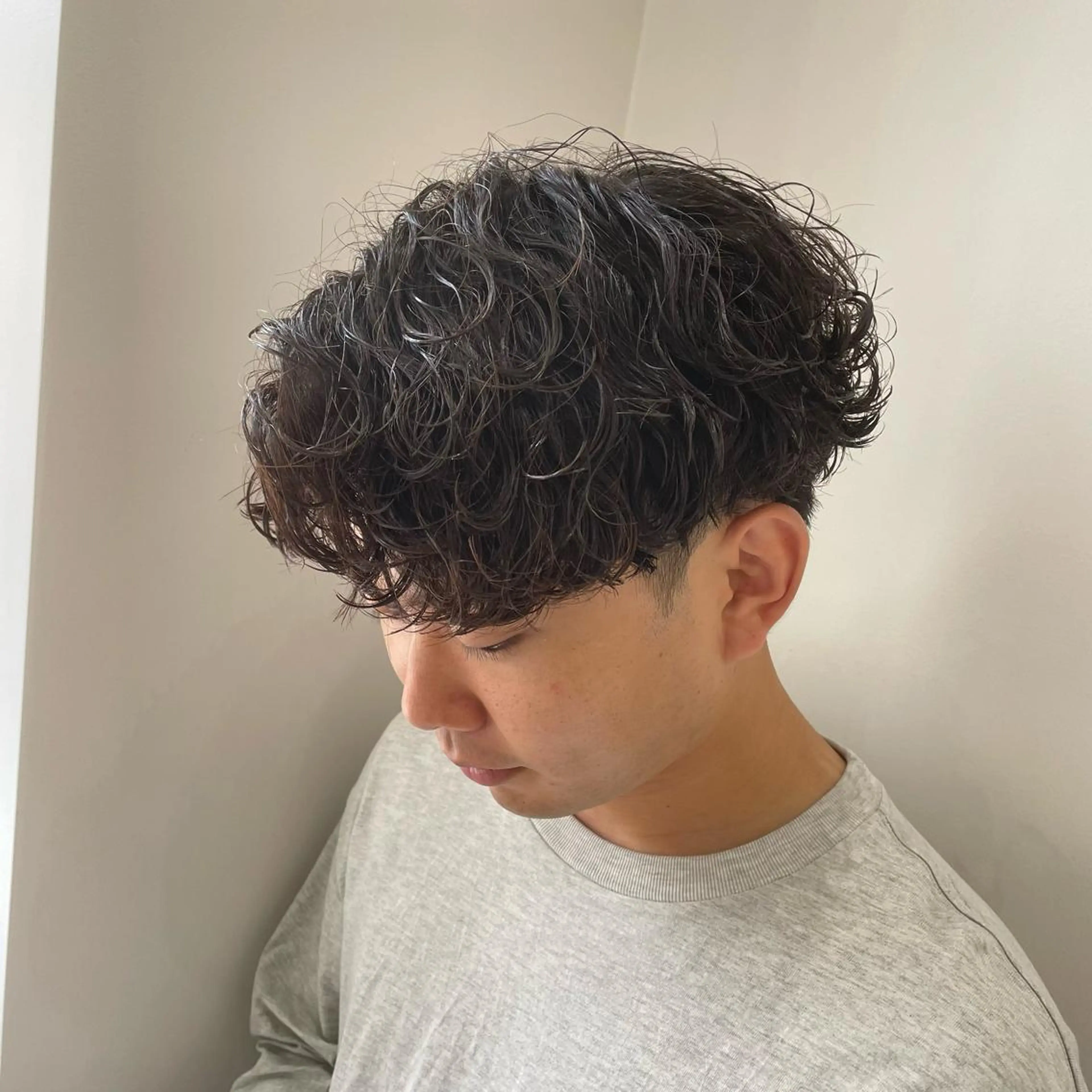 ミディアム パーマ メンズ カット パーマ 🔥縦落ちツイスパ 🔥鈴木健紀のヘアスタイル